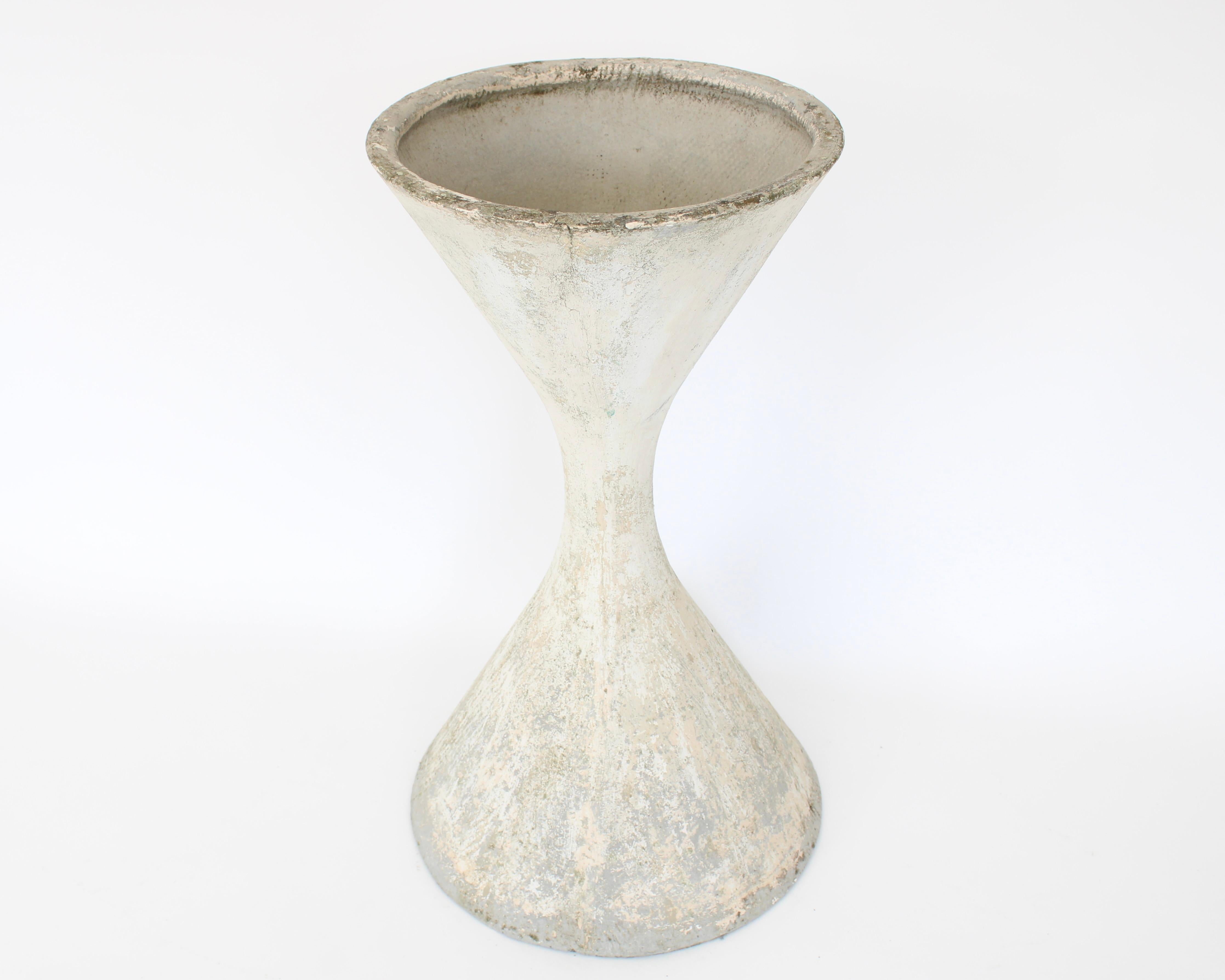 Willy Guhl Paar Diabolo Pflanzgefäße Vintage Eternit Beton Spindel im Zustand „Gut“ im Angebot in Chicago, IL