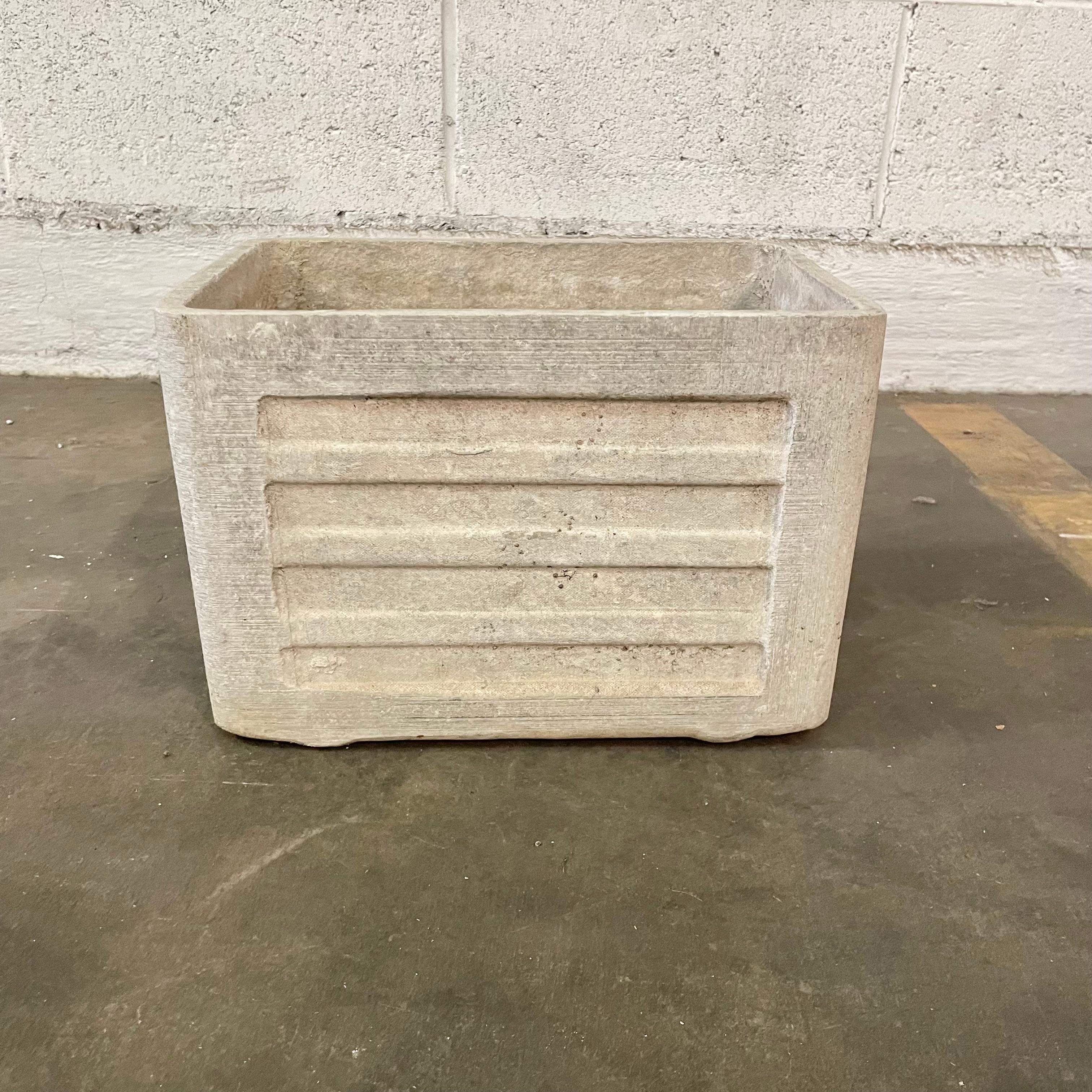 Petite ridged planter by Willy Guhl. Concrete planter in the shape of a rectangle with an upper rim and ridged sides. Great scale. Very good vintage condition. Only one available.

   