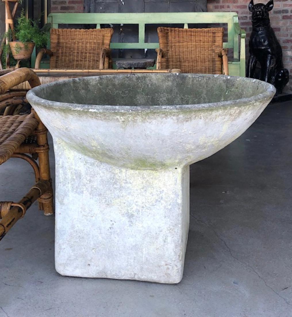 Willy Guhl cement planter in hard to find off-set circle shape. Switzerland, 1960-1969.