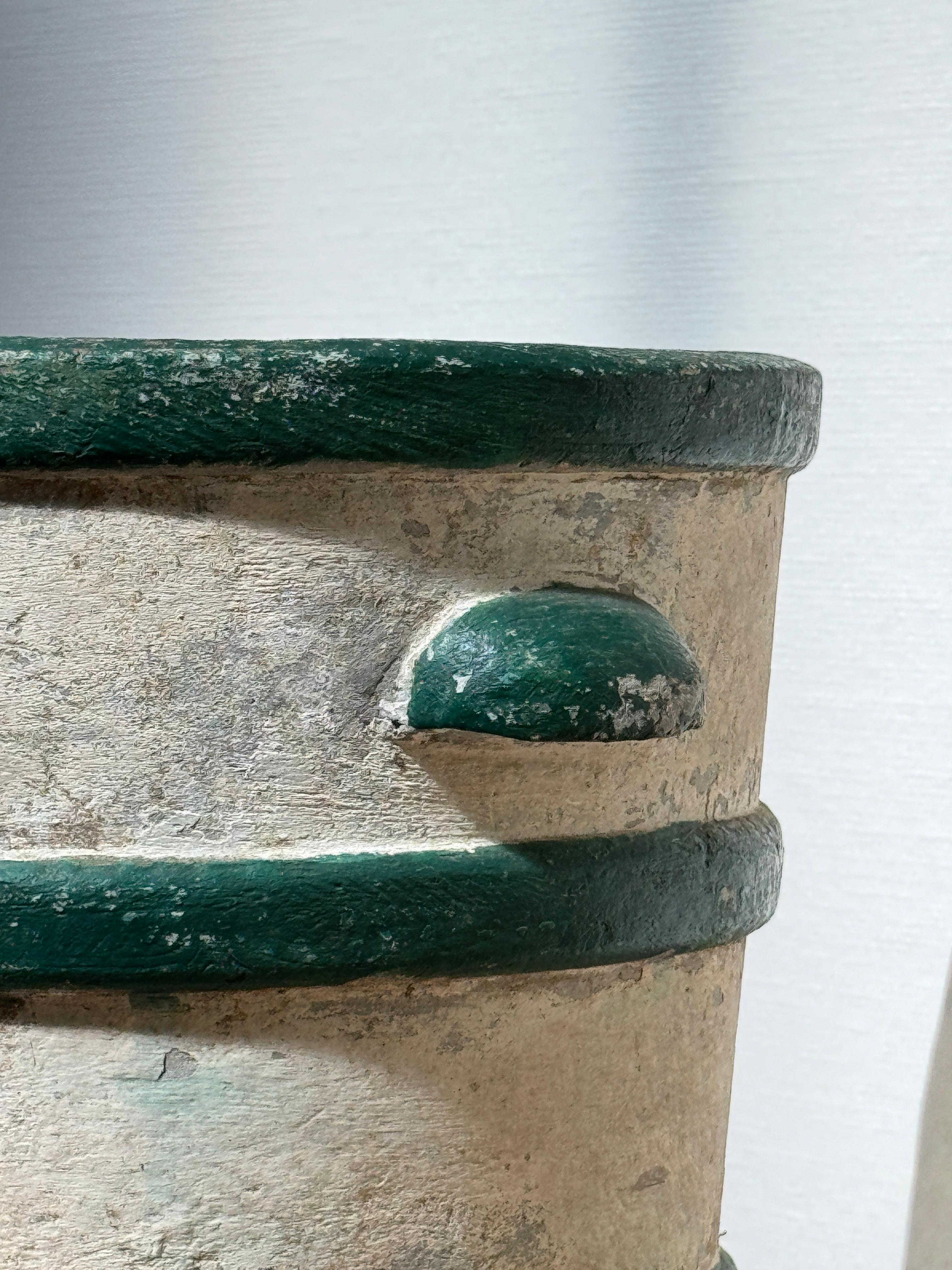 Dieses Pflanzgefäß ist ein bemerkenswertes Beispiel für modernes Design aus der Mitte des Jahrhunderts,  entworfen vom renommierten Schweizer Industriedesigner Willy Guhl, weist eine charakteristische, geriffelte Textur auf und ist in den Farben