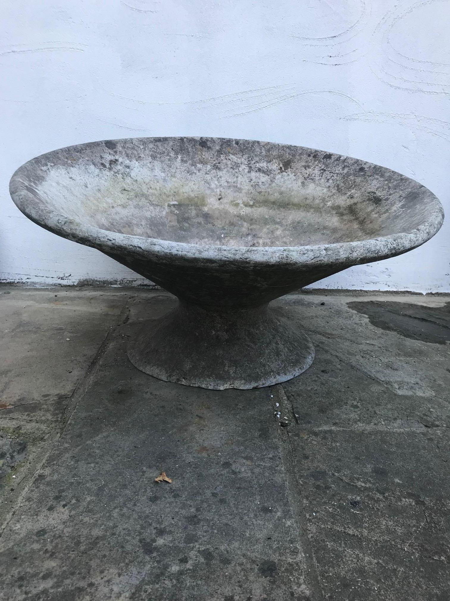 A Willy Guhl planter stamped 61. A great object which can be used both indoors and outside. A sculptural piece of 20th century design. Small chips to the base of the planter.