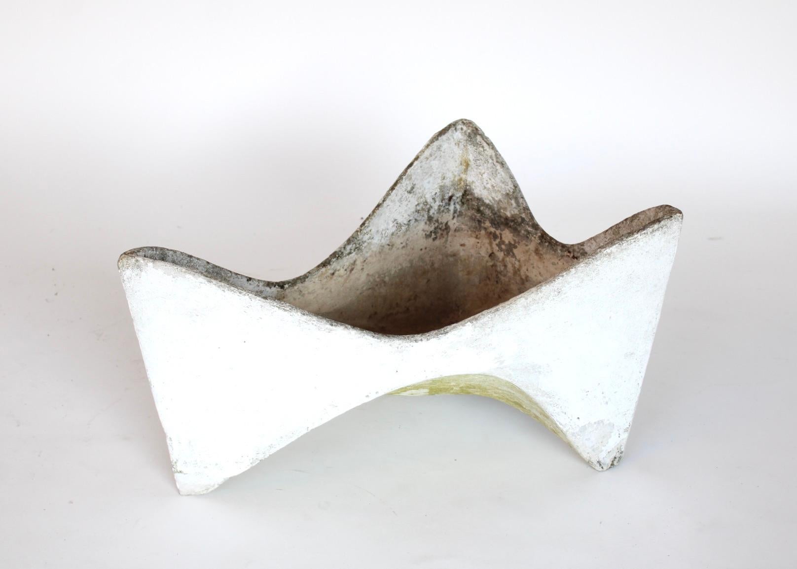 Willy Guhl molar or tooth planter, designed for Eternit. Arched form resembles and often called a tooth planter. One of the most purely sculptural planters he designed and produced. Sculpted from fibrous cement, in great condition with wonderful