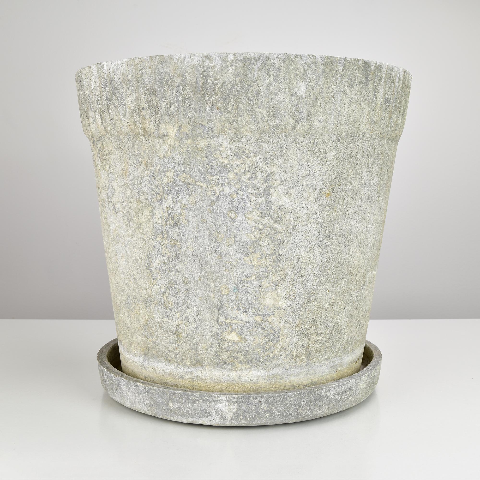 This vintage planter by Swiss designer Willy Guhl for Eternit is an iconic example of Mid-Century Modern garden design. Crafted from durable fiber cement, it features a distinctive fluted rim and a beautifully aged patina that enhances its timeless