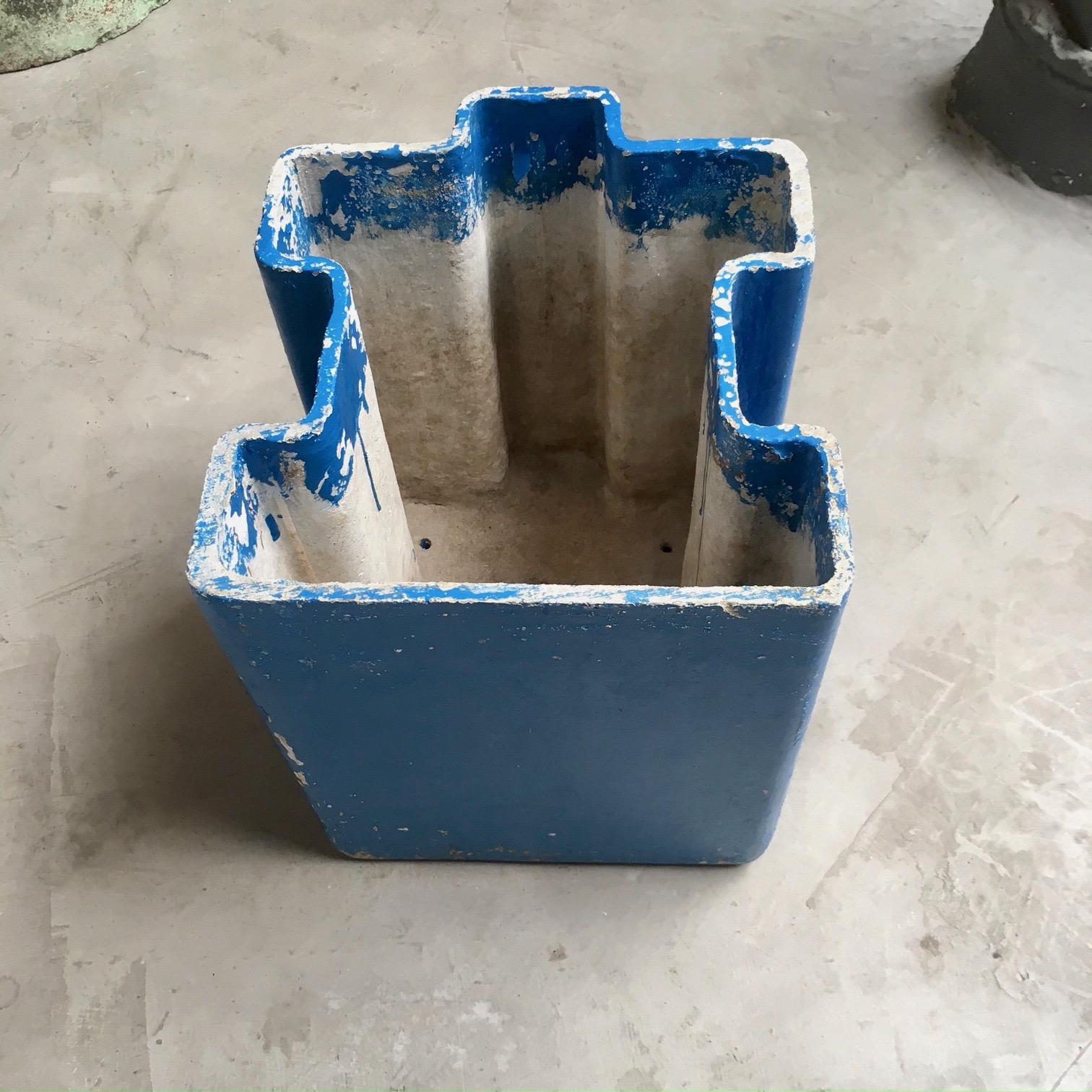 Fantastic piece of sculpture by Swiss architect Willy Guhl. Blue concrete planter in the shape of a jigsaw puzzle piece. Cool sculptural piece for indoors or outside. Great standalone piece of art. Excellent vintage condition.

Only the blue