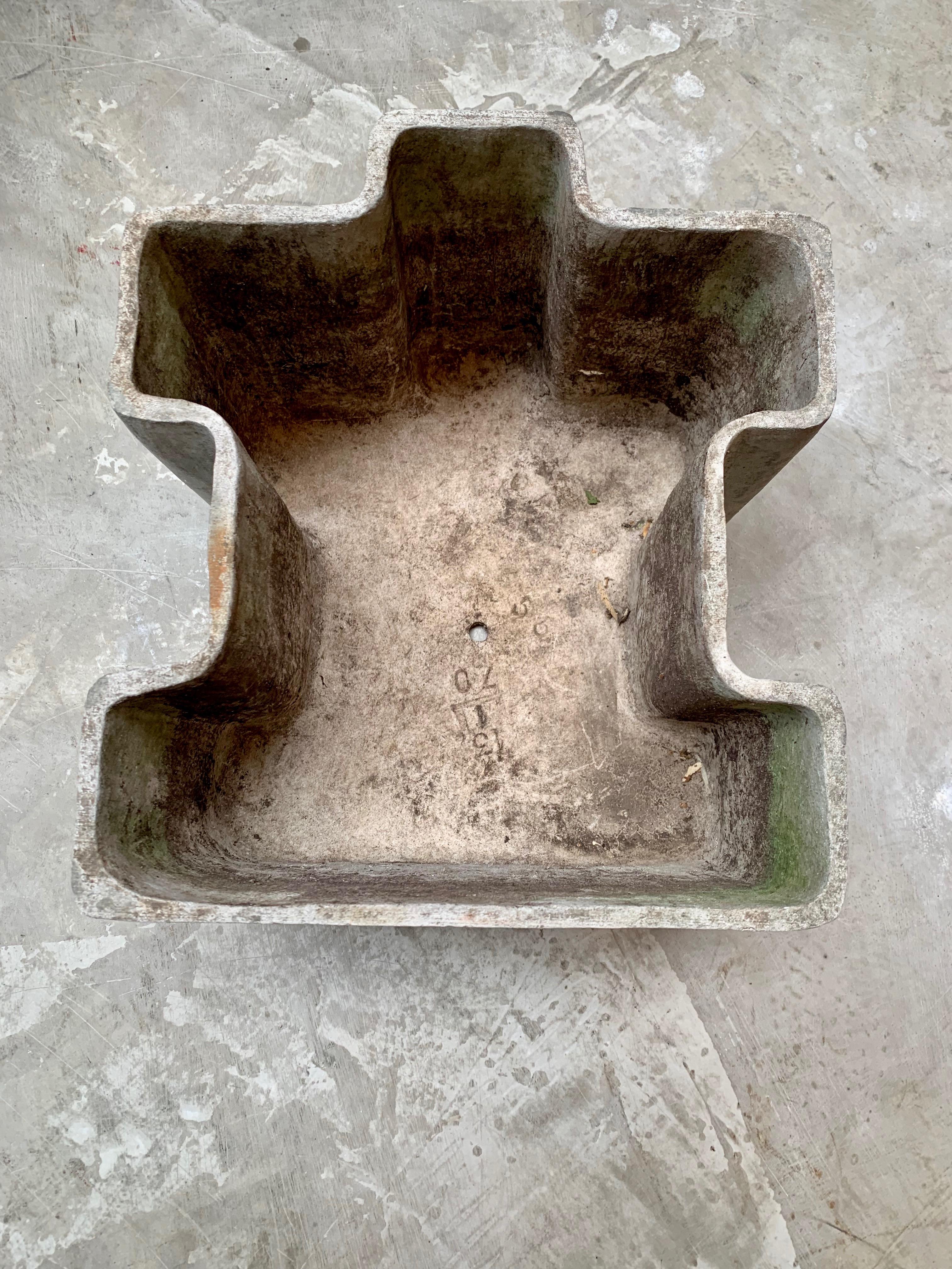 Fantastic piece of sculpture by Swiss architect Willy Guhl. Original patina concrete planter in the shape of a jigsaw puzzle piece. Cool sculptural piece for indoors or outside. Great standalone piece of art. Excellent vintage