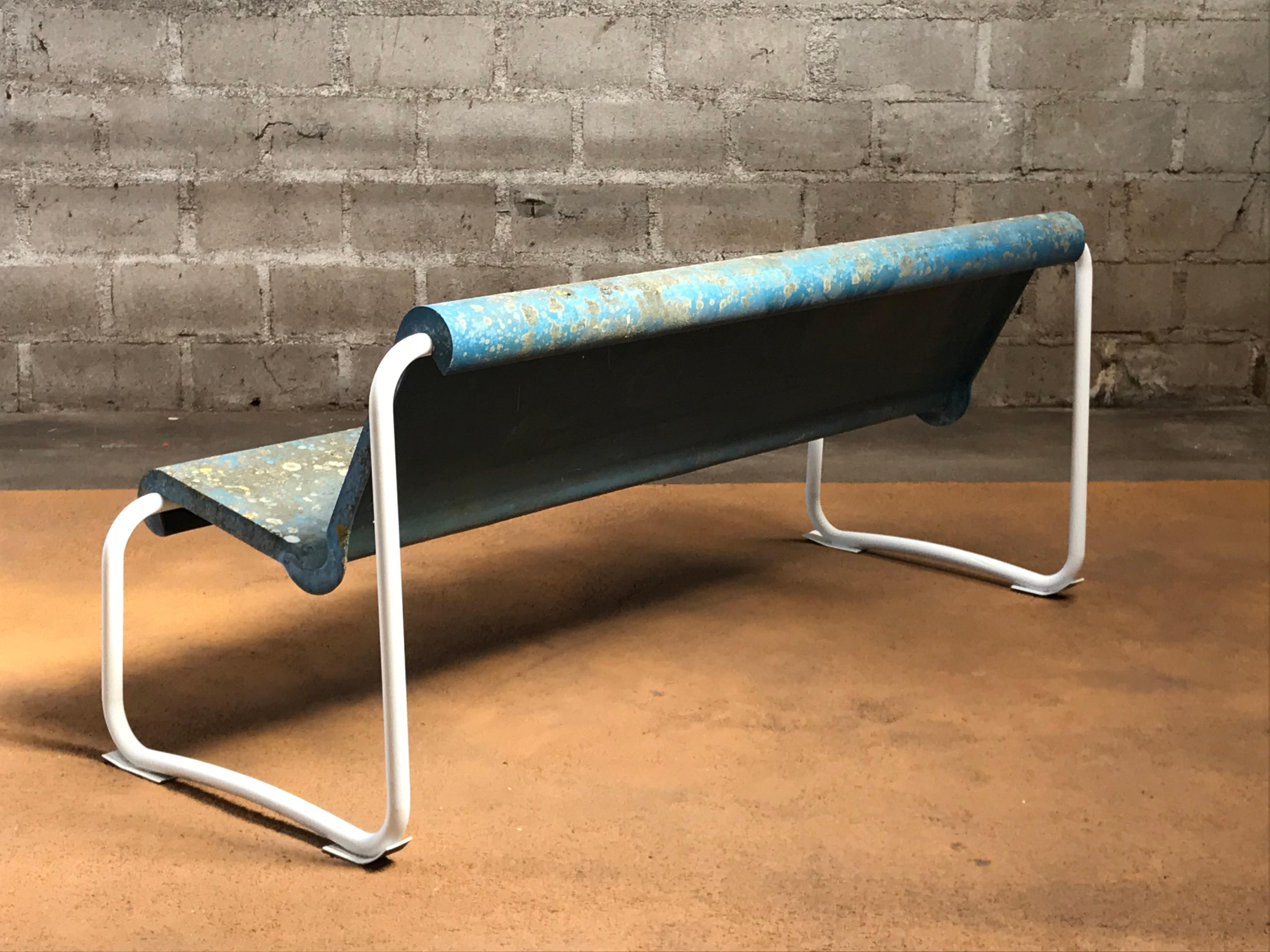 Rare bench in fiberglass and steel - 1959 by Willy Guhl - Switzerland

The metal frame has been sandblasted and recoated, see photos. The fiberglass seating structure has been left with its wonderful patina, created by nature in