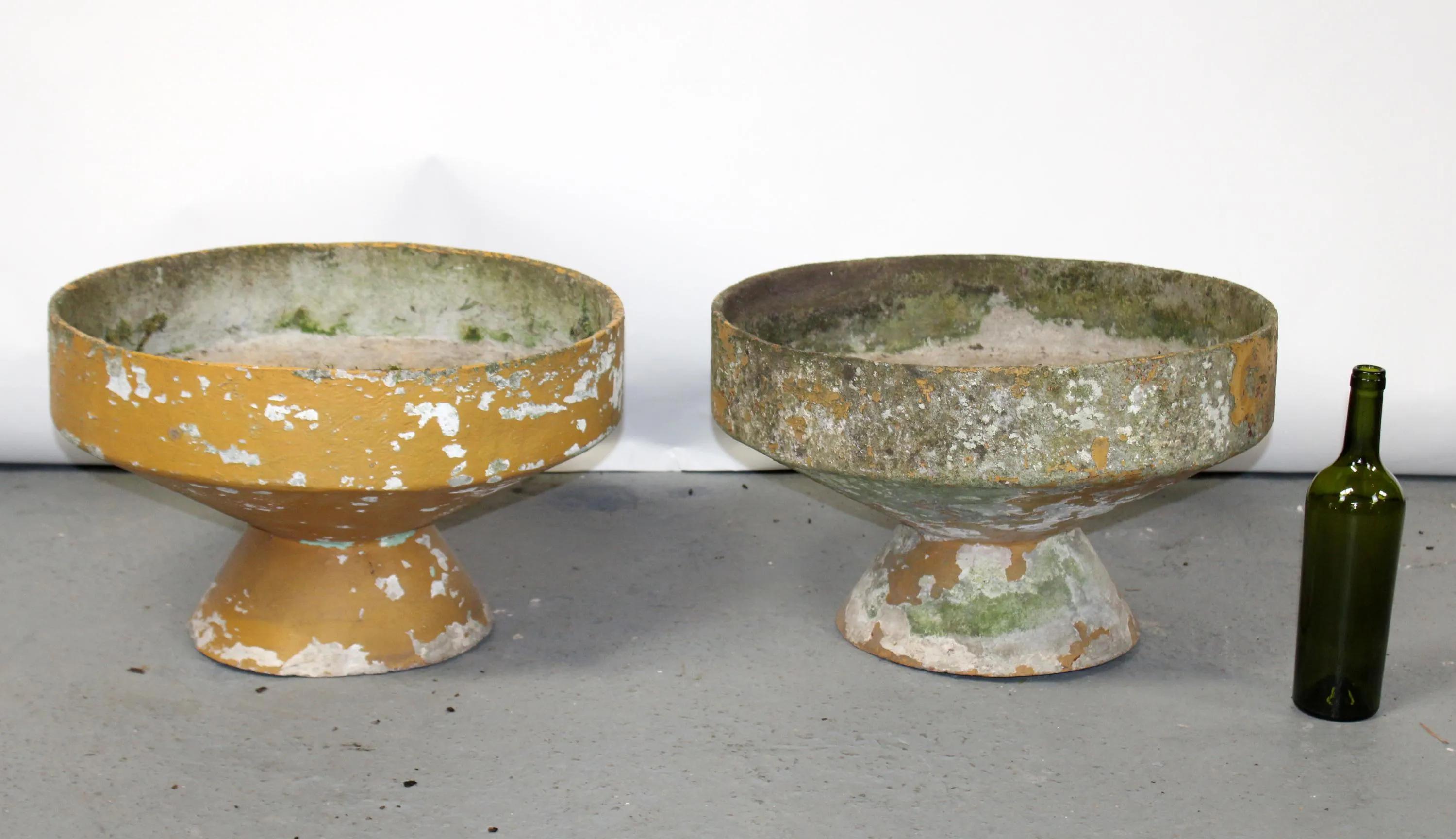 Swiss designer and architect Willy Guhl for Eternit, 1960s. 

Pair of yellow coated wide vessel planters with classic Guhl diablo spindle shape base.

Rare shape, not seen anywhere else on 1st Dibs. 

Incredible patina and growth.