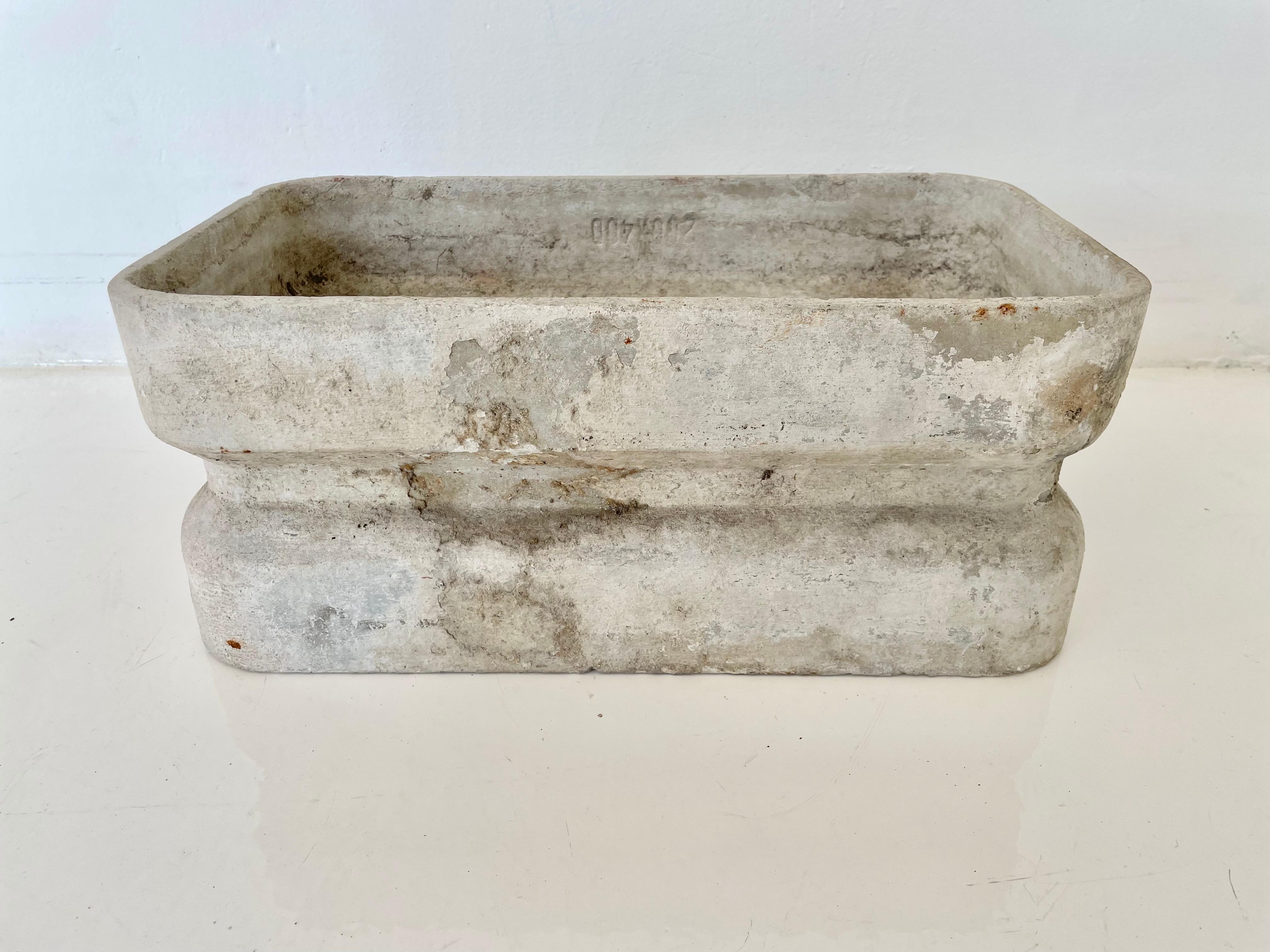 Sculptural concrete planter by Willy Guhl. Handmade in Switzerland, in the 1960s. Rounded rectangular frame with indented ridge. Unusual shape. Very good condition. Great patina.