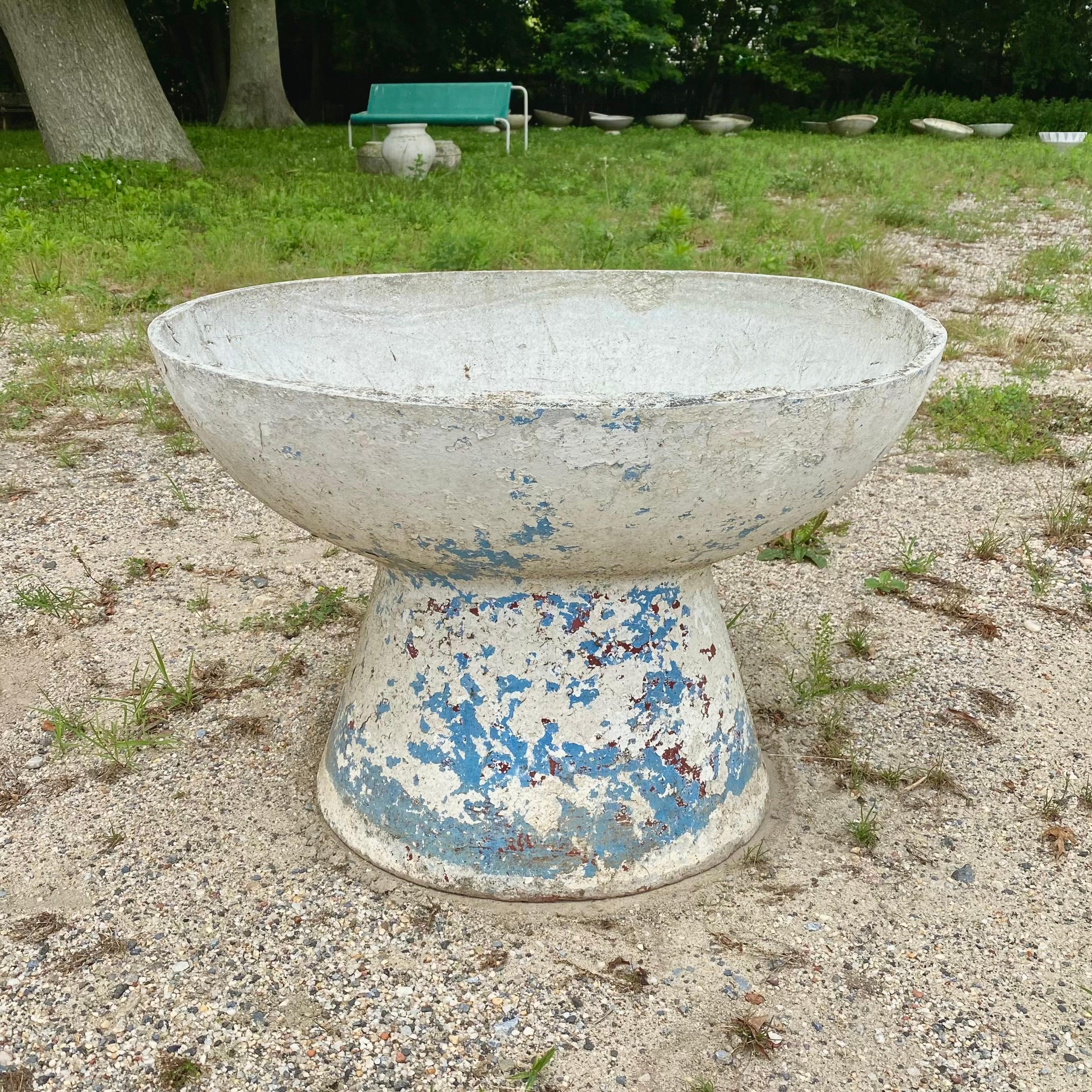 Unglaublich seltene Pflanzensockel aus den 1960er Jahren von Willy Guhl. Die robusten und dennoch leichten Pflanzgefäße sind aus Faserzement geformt und haben einen hohlen Innenraum. Ovale Öffnung und Boden mit rundem Abflussloch. Durchgehend
