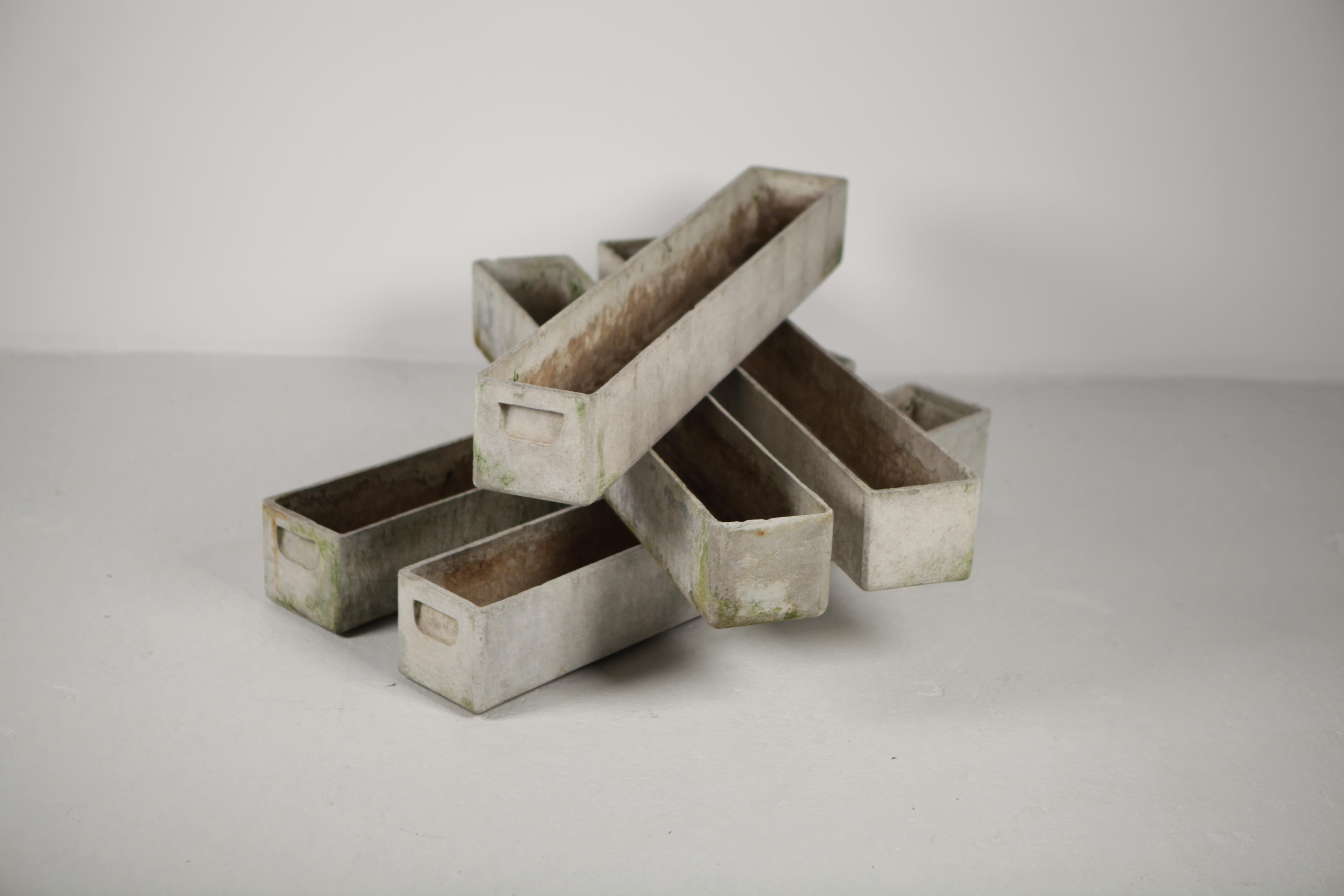 A set of 7 rectangular planters by Willy Guhl.
6 with 100cm length, 1 with 120cm.
Overall good condition, one of the 100cm planters with a non visible hole in the bottom, but no structural problem.