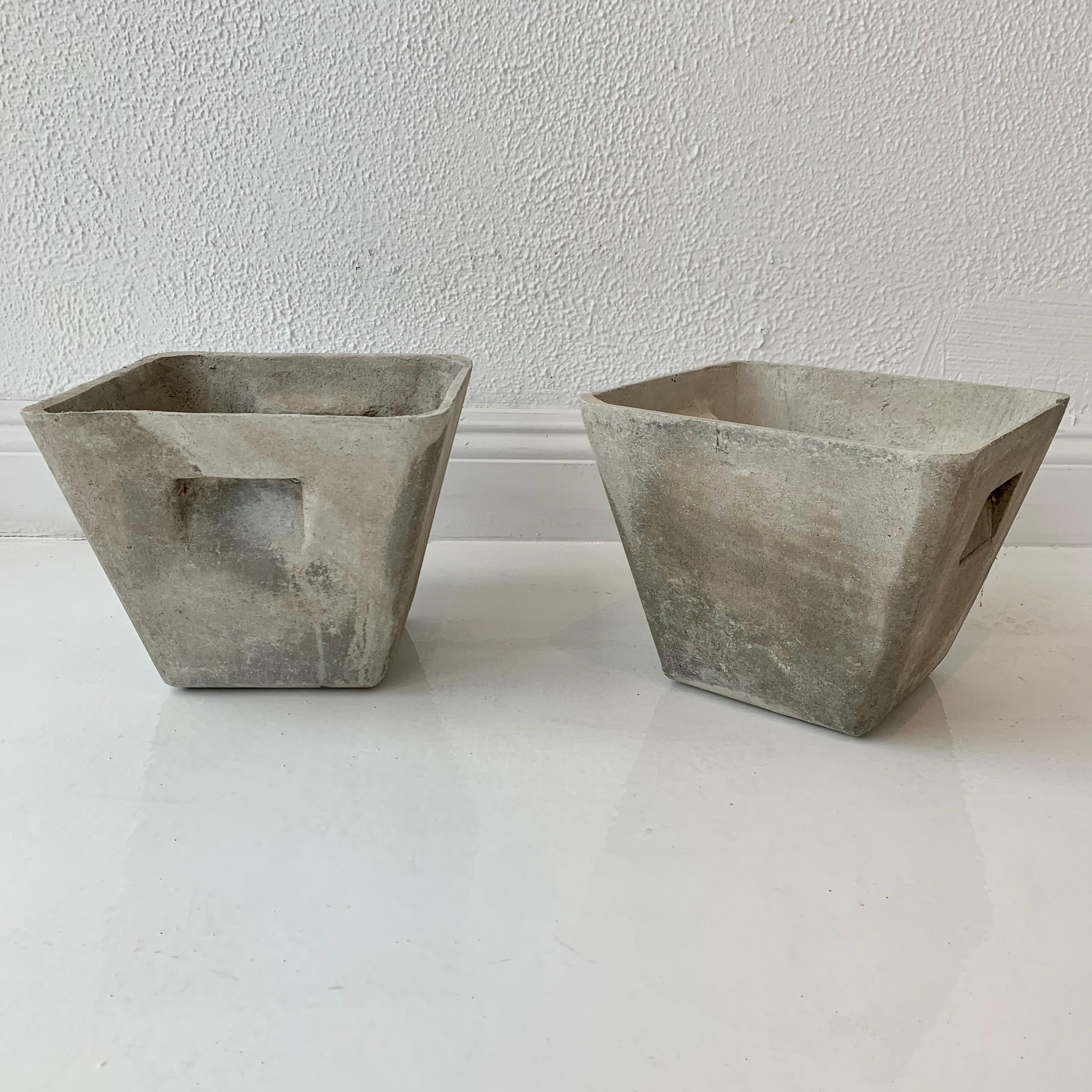 Square concrete planter by Willy Guhl. Made in Switzerland in the 1960s. Great condition. Original coloring and patina. Classic square planter with indented handles on both sides. 4 available. Priced individually. 


   