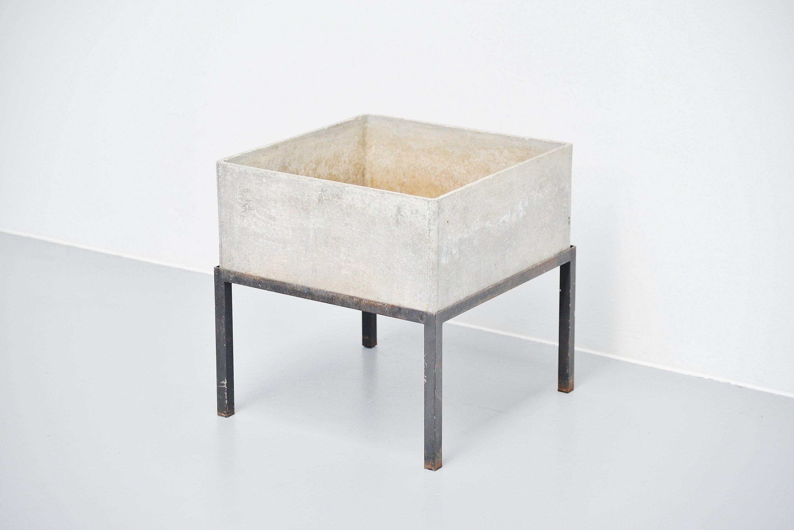 Nice square planter designed by Willy Guhl and manufactured by Eternit AG, Switzerland, 1960. This planter has a square shape but the metal base makes this piece look more special, hard to find with the original base. The planter is made of