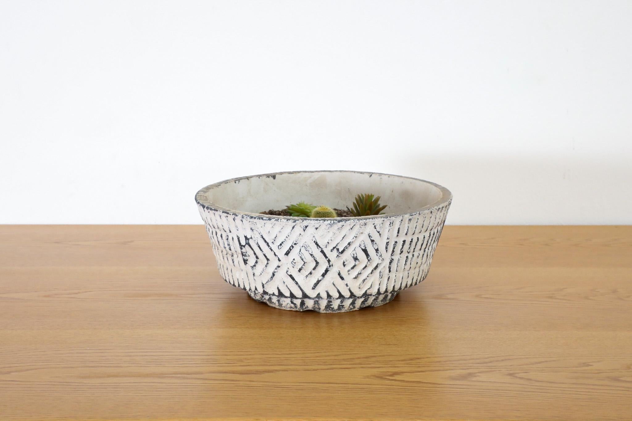 Mid-Century Modern Jardinière en ciment coulé de style Willy Guhl avec motif géométrique en vente