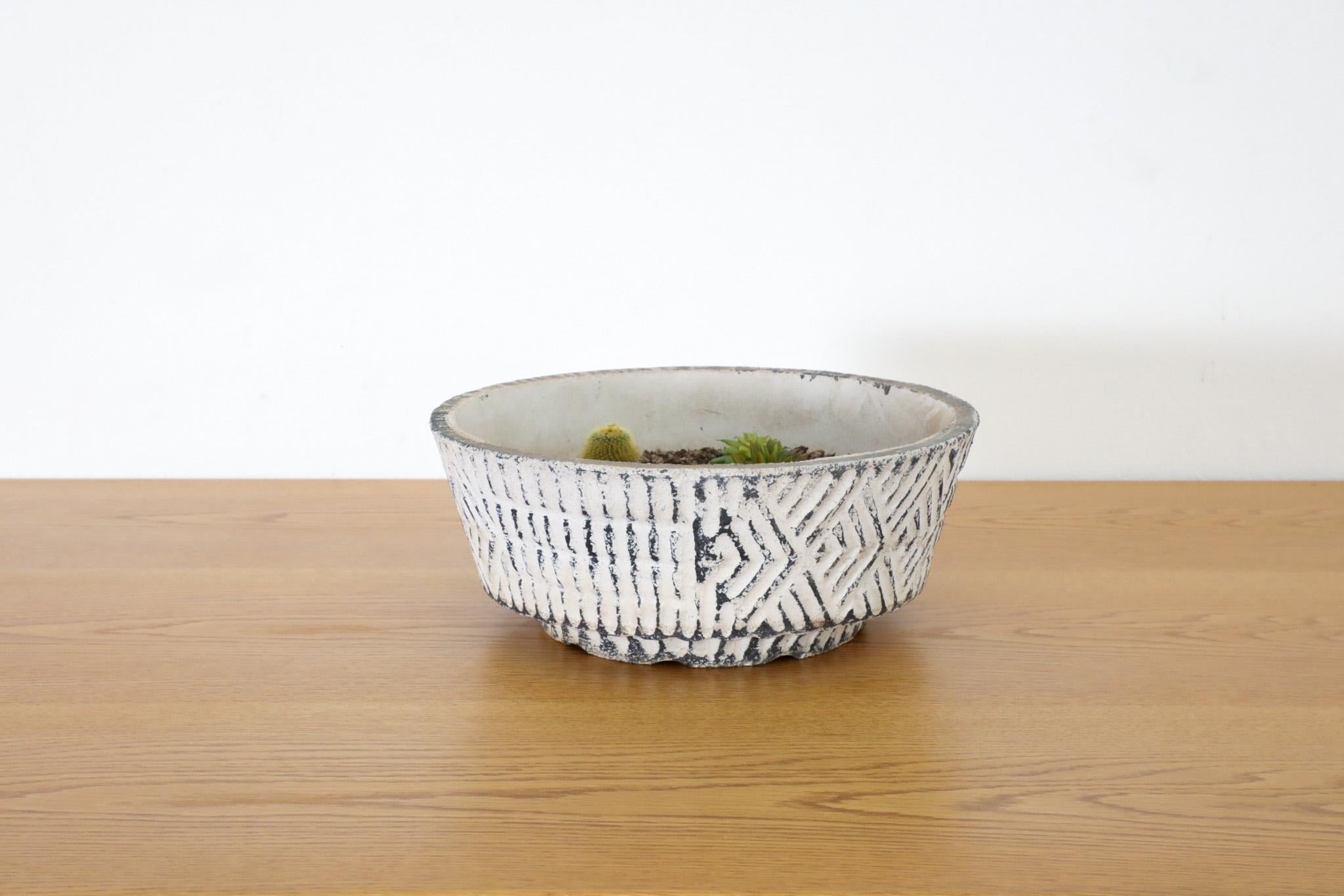 Moulage Jardinière en ciment coulé de style Willy Guhl avec motif géométrique en vente