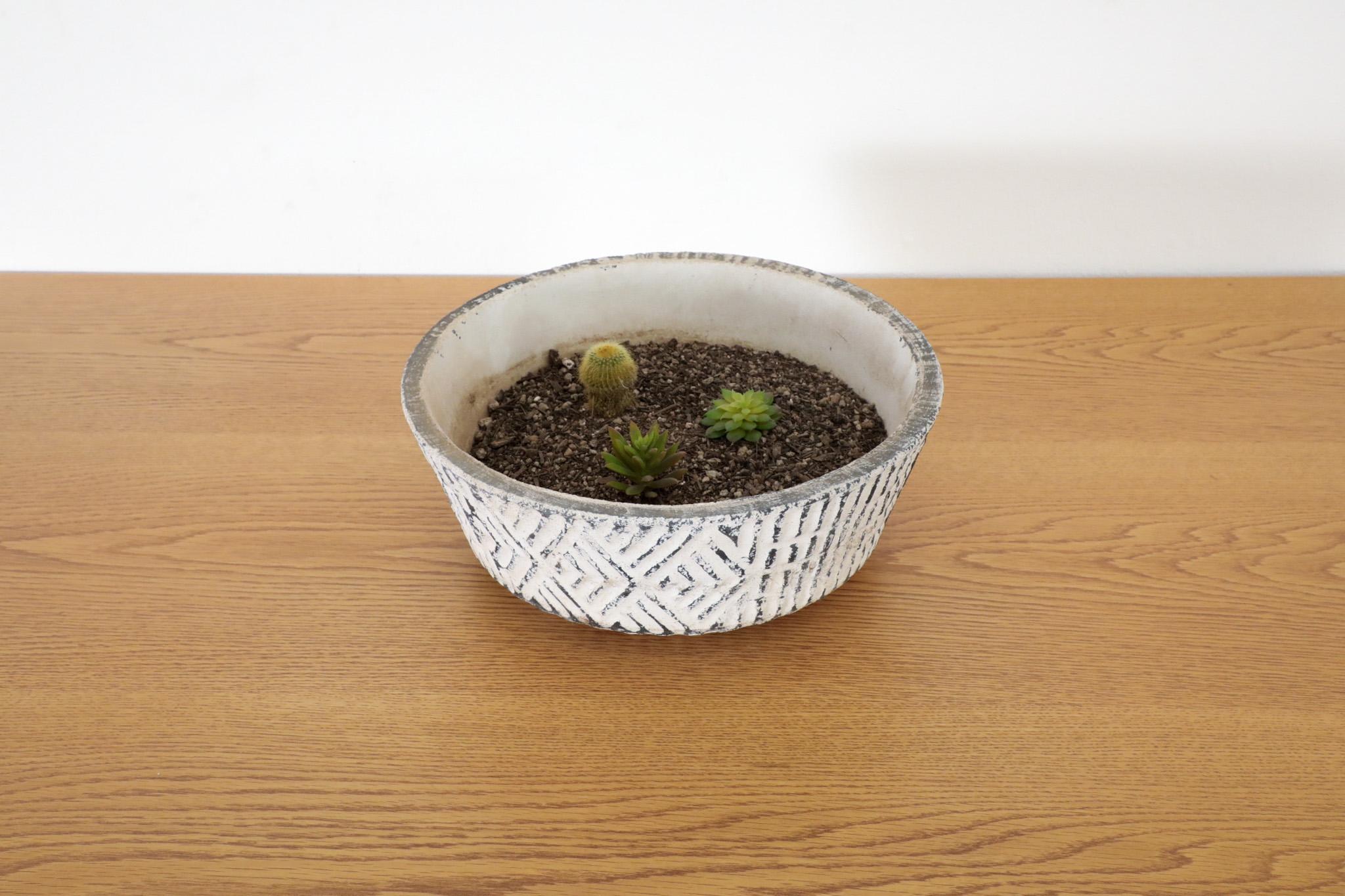 20ième siècle Jardinière en ciment coulé de style Willy Guhl avec motif géométrique en vente