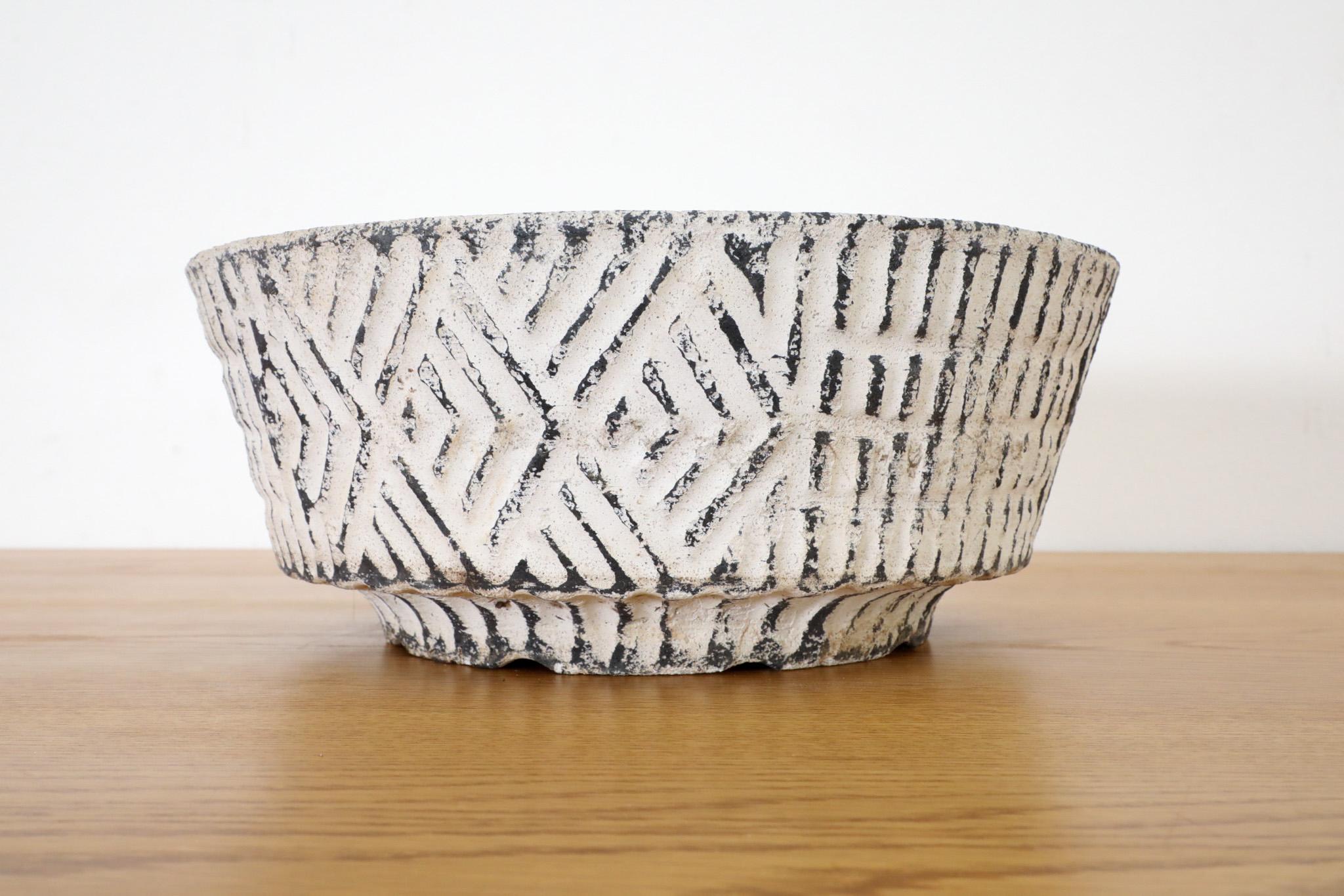Ciment Jardinière en ciment coulé de style Willy Guhl avec motif géométrique en vente