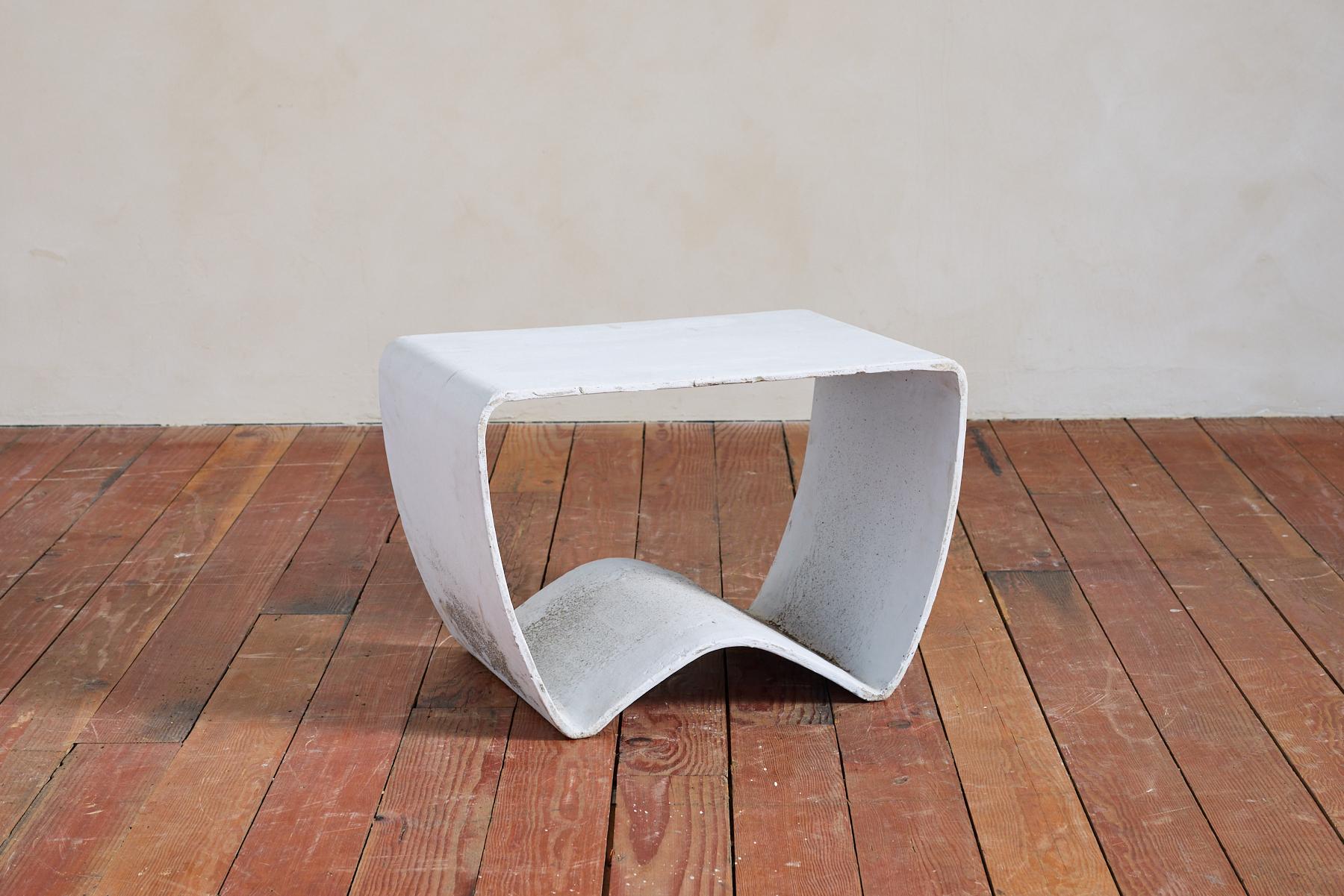 Table ou tabouret incurvé Willy Guhl avec base ondulée et plateau plat 
Belle patine blanche 
Construction originale en fibre de ciment.
      