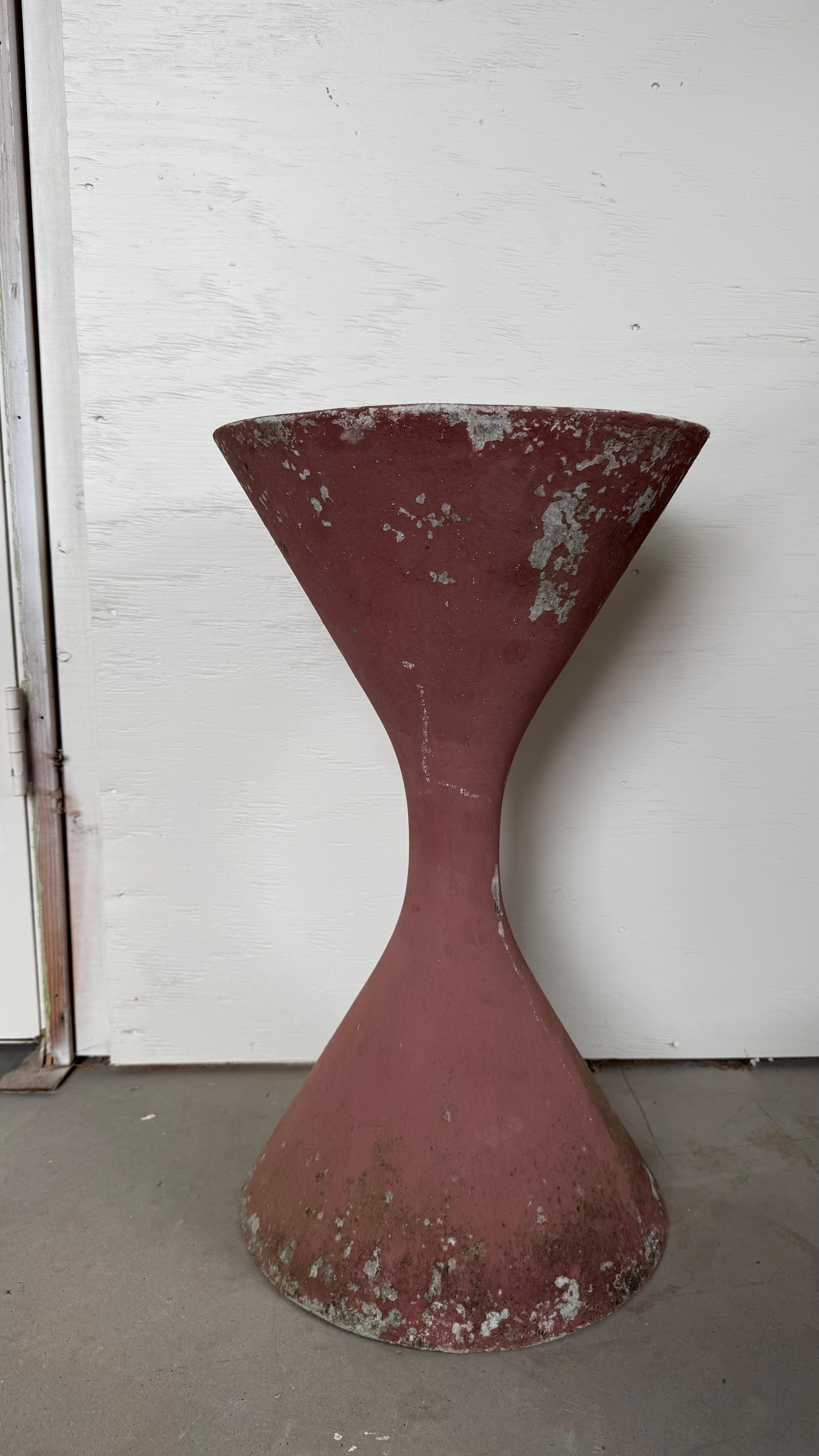 Porta l'iconico design di metà secolo nel tuo spazio con questa straordinaria fioriera a diabolo dipinta di Willy Guhl. Creato negli anni '50 dal famoso designer svizzero Willy Guhl, questo pezzo scultoreo è un esempio di arte funzionale senza
