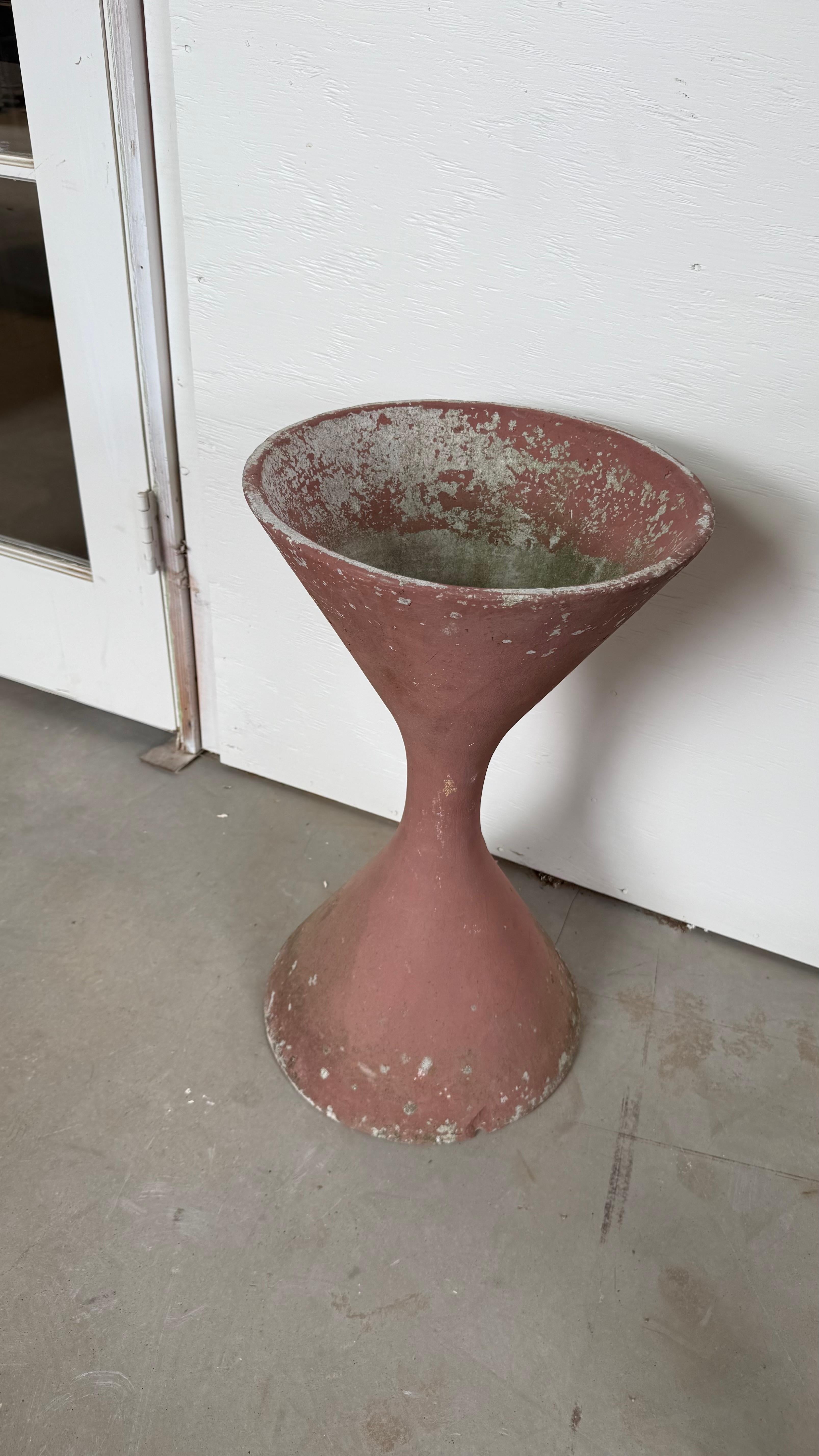 Calcestruzzo Fioriera Diabolo dipinta in terracotta Willy Guhl in vendita