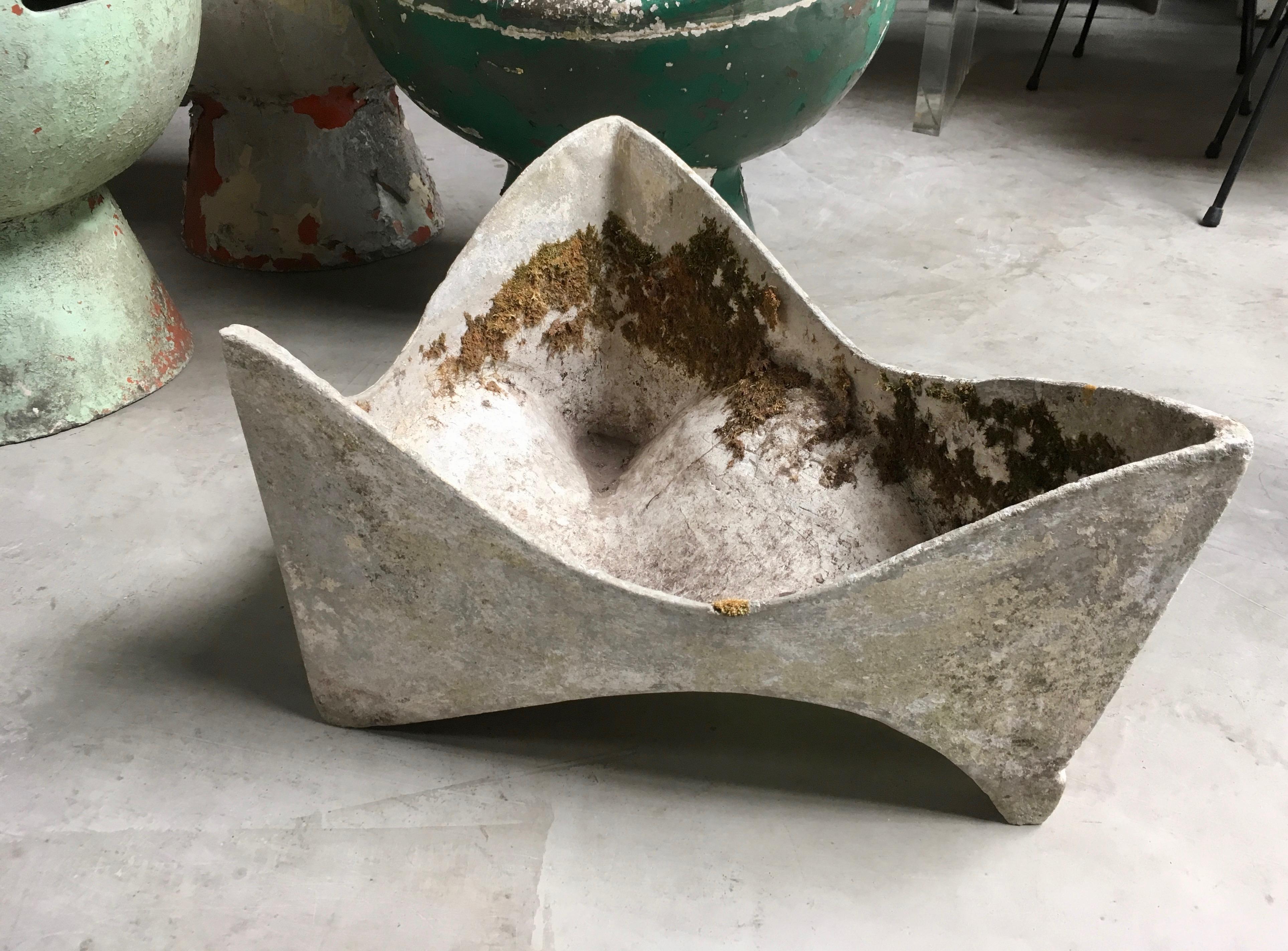 Unique cement planter by Willy Guhl. Triangular shape with faceted sides. Hardly available for purchase. One available. Great vintage condition.

Over 150 Willy Guhl pieces available in our other listings.
  