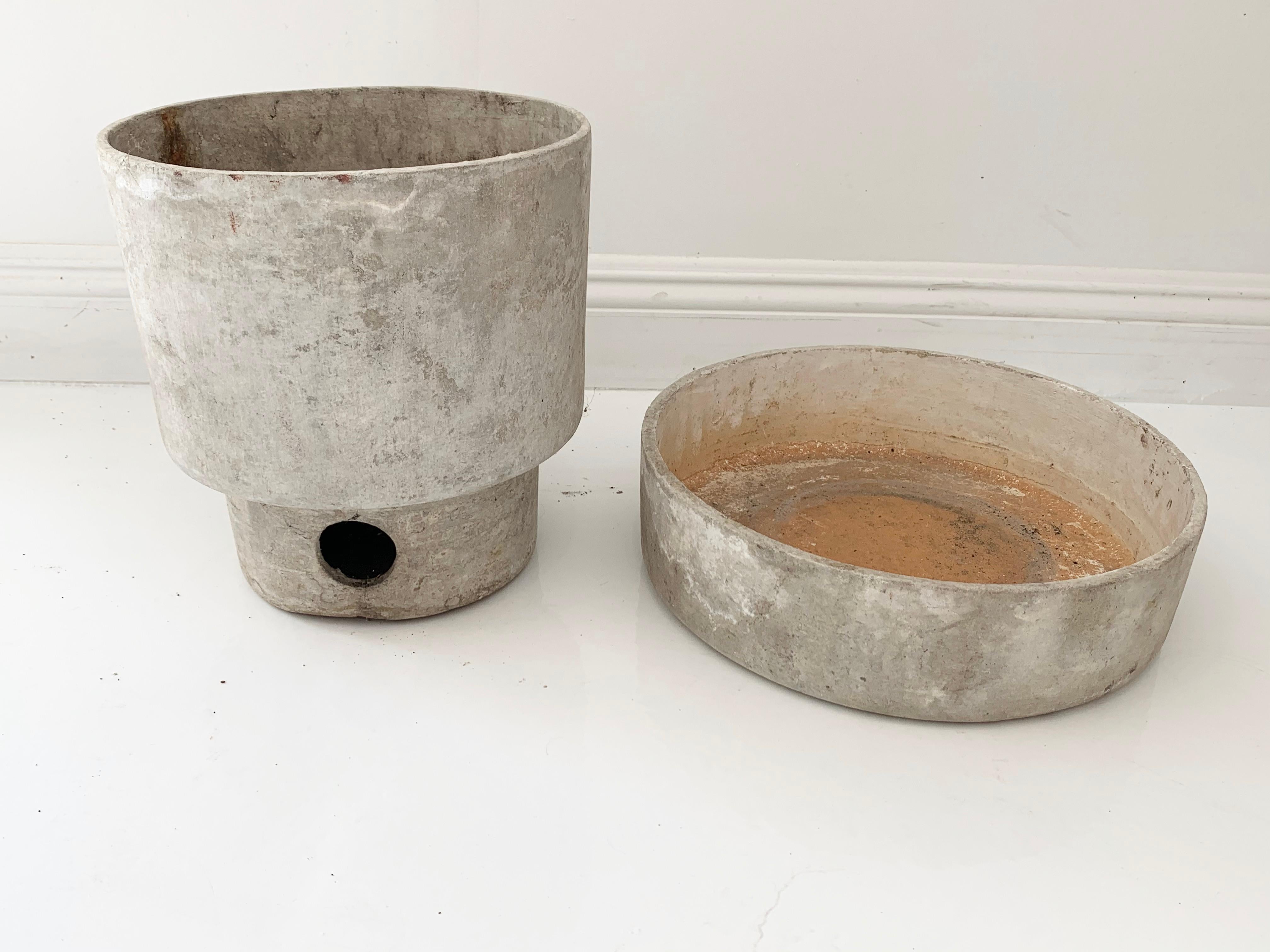 Unique sculptural concrete planter by Willy Guhl with 2 pieces. Base is a round disc that holds the flower pot. The cylindrical flower pot has two circular cutouts on each side of its base. Great looking and super functional planter. Great piece of