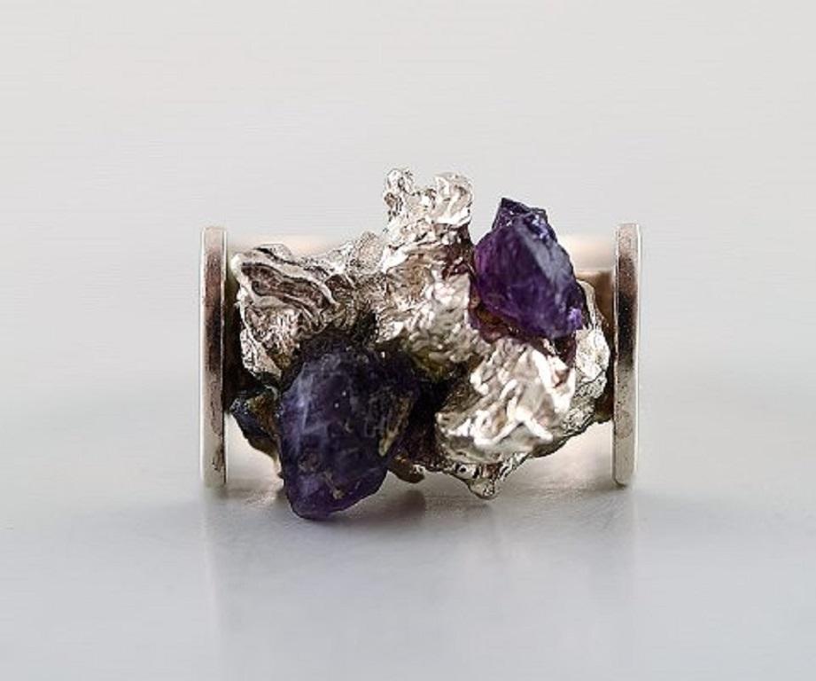 Willy H. Jacob Krogmar. Danish silversmith. Modernist ring in sterling silver adorned with raw amethyst. 1960's.
In very good condition.
Stamped.
Measures: 17 mm. US size: 6.5
In most cases we can change the size for a fee (50 USD) per ring.