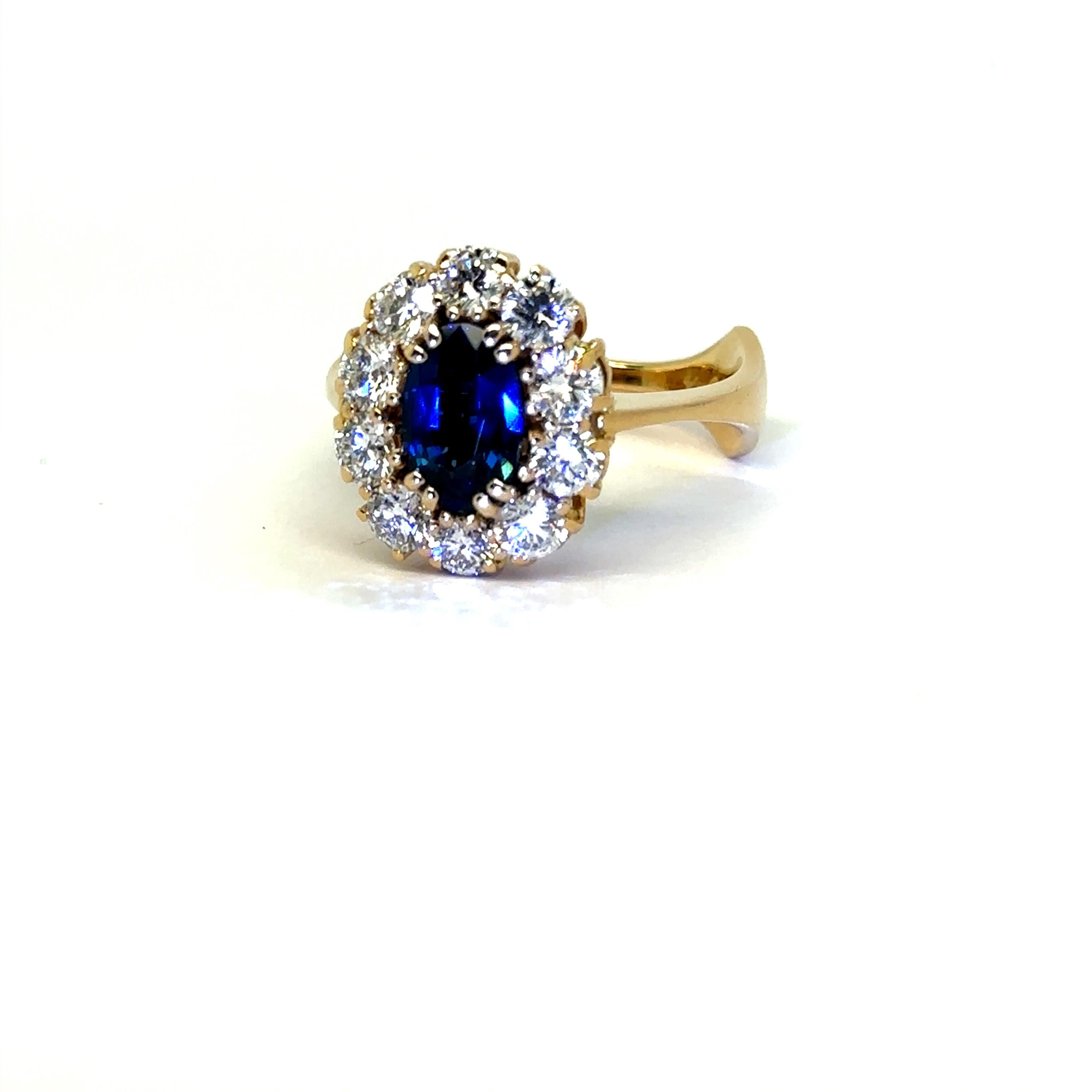 Ein Goldring aus 18 Karat von Willy Jagert aus Dänemark für den Juwelier A. Halberstadt in Kopenhagen. Ein prächtiger Clusterring, besetzt mit einem facettierten ovalen Saphir von tiefblauer Farbe und außergewöhnlicher Klarheit, ca. 2,00 Karat,
