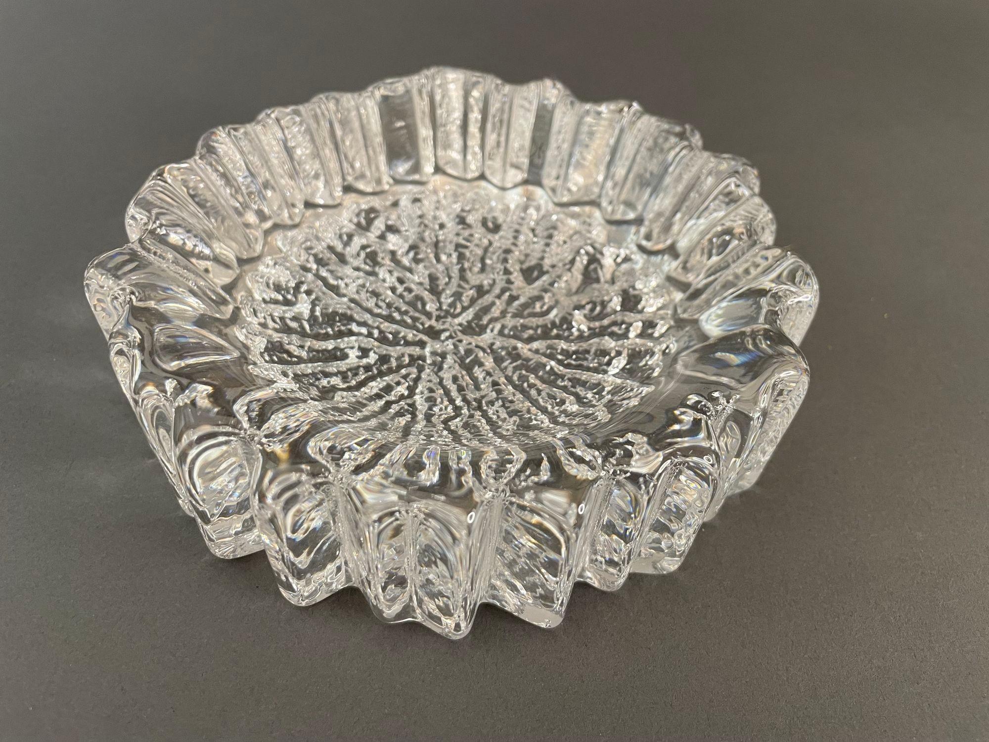 Cenicero de cristal Hadeland Norway NAUTILUS Art Glass Por Willy Johansson.
HADELAND GLASSWORKS - Serie NAUTILUS - Diseño de Willy Johansson Circa 1960s.
Precioso cristal escandinavo Hadeland Norway Crystal Nautilus Bowl Iceberg Trinket Dish,