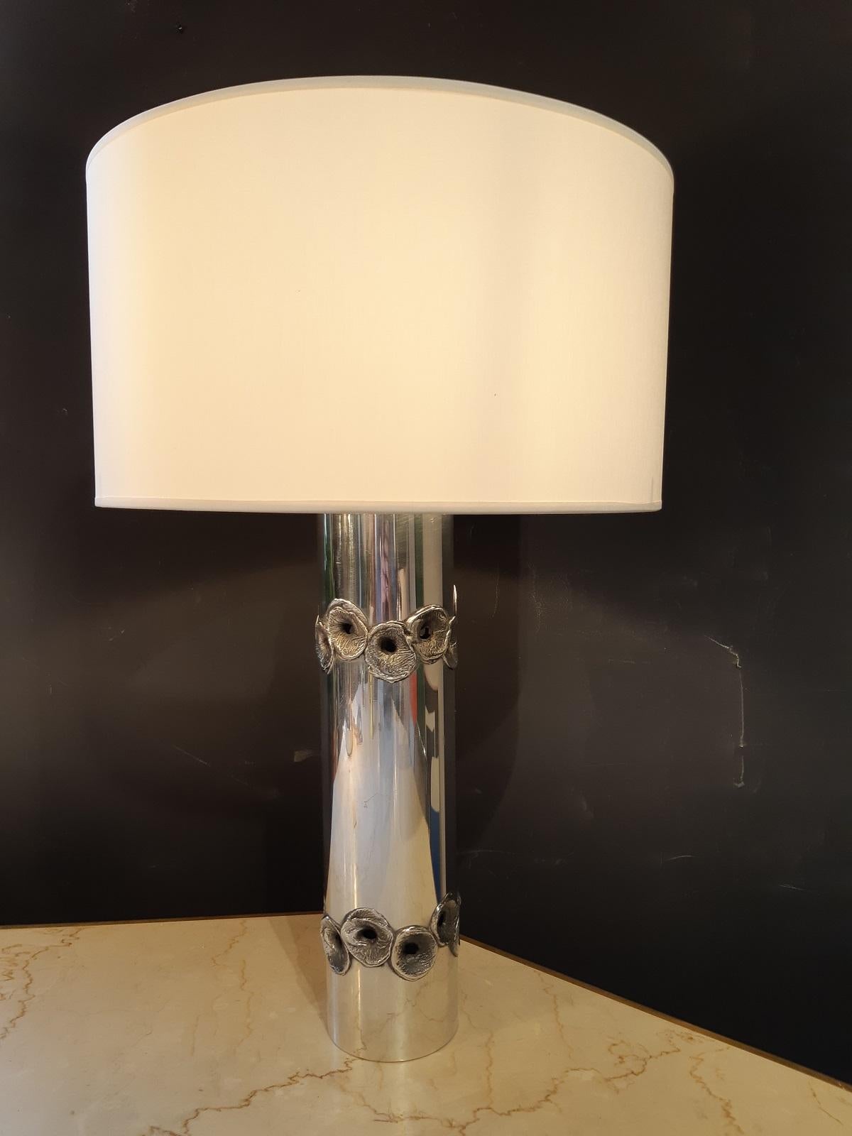 Willy Luyckx aluminium table lamp Brutalist 1970, Aluclair, Belgium

Table lamp made by the belgian designer and silversmith Willy Luyckx in the 1970s.
Polished aluminium with a mirror finish.
Maker: Aluclair 

Socket height 35cm
Height with