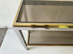 Tavolo consolle a 2 livelli in ottone e cromo di Willy Rizzo. Firmato.