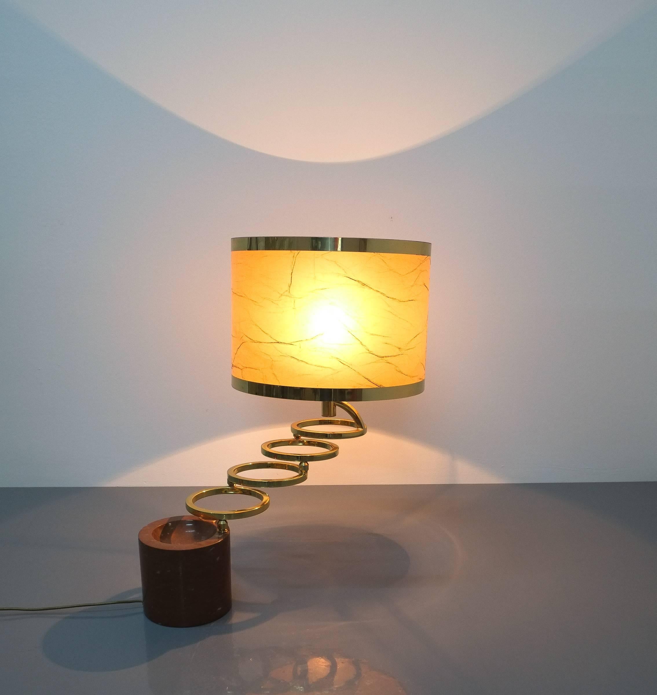Francese Romeo Rega Attr. Lampada da tavolo regolabile in marmo rosso e ottone, 1970 in vendita