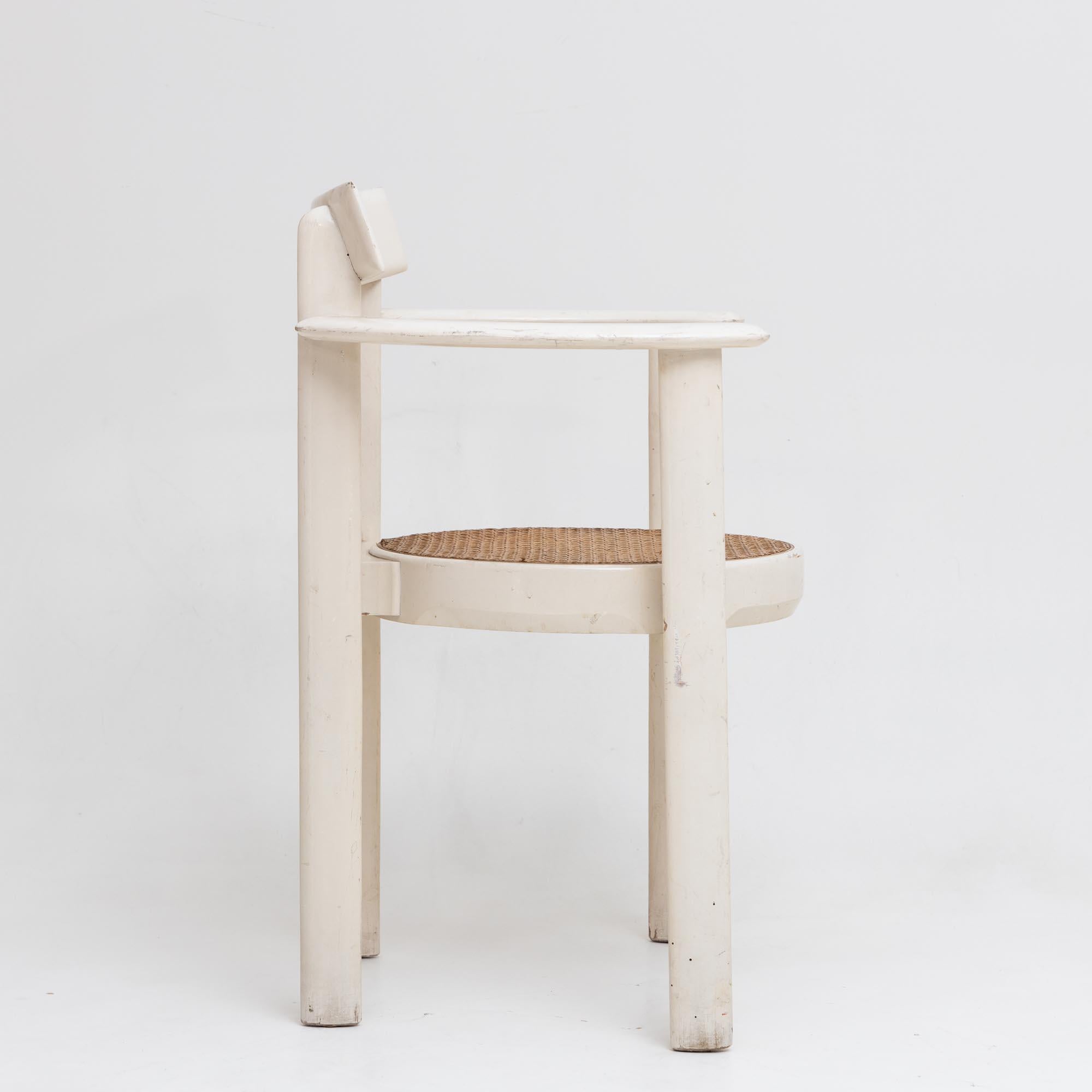 Fauteuil avec assise ronde en osier et structure laquée blanche avec accoudoirs incurvés. La chaise a été conçue par Willy Rizzo dans les années 1970. État d'origine avec des signes d'âge et d'utilisation.