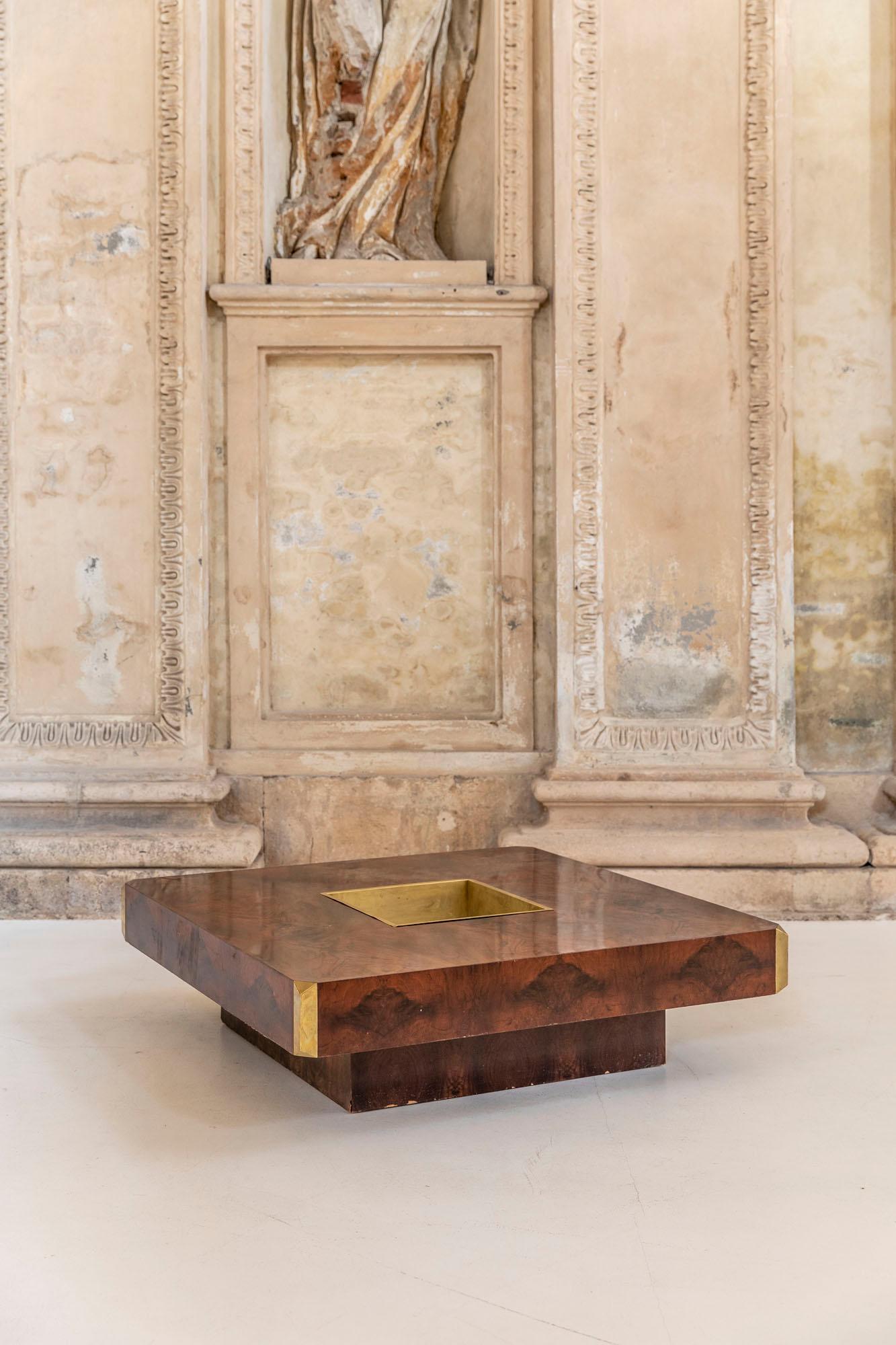 Iconic large squared coffee table attributed to Willy Rizzo.
Burled walnut veneer wood with brass corners and brass bottle holder in the middle.
 