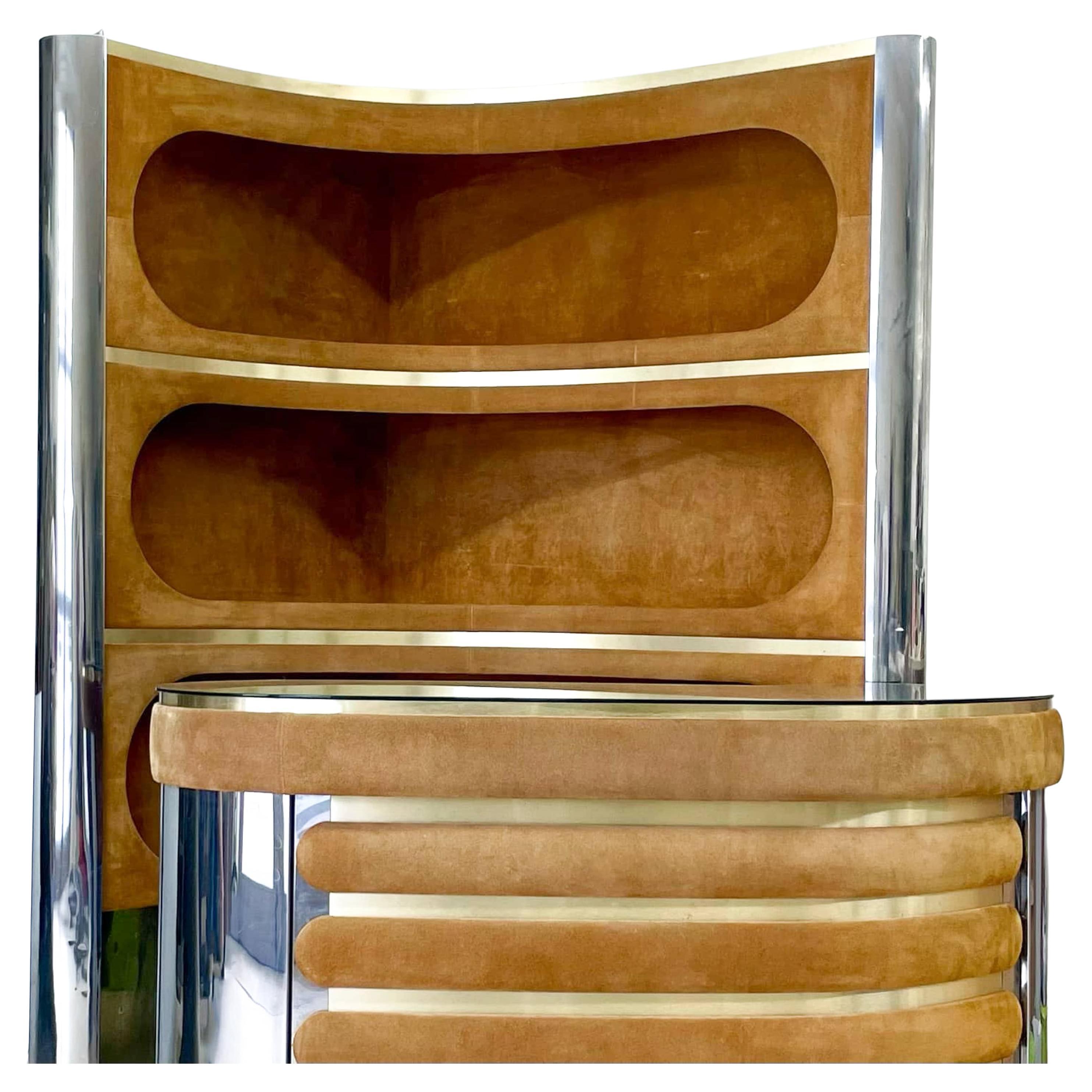 Large kidney-shaped bar and shelf. The chromed elements are interrupted by longitudinal oval panels covered with velvet. Counter: 89 x 131 x 52 cm