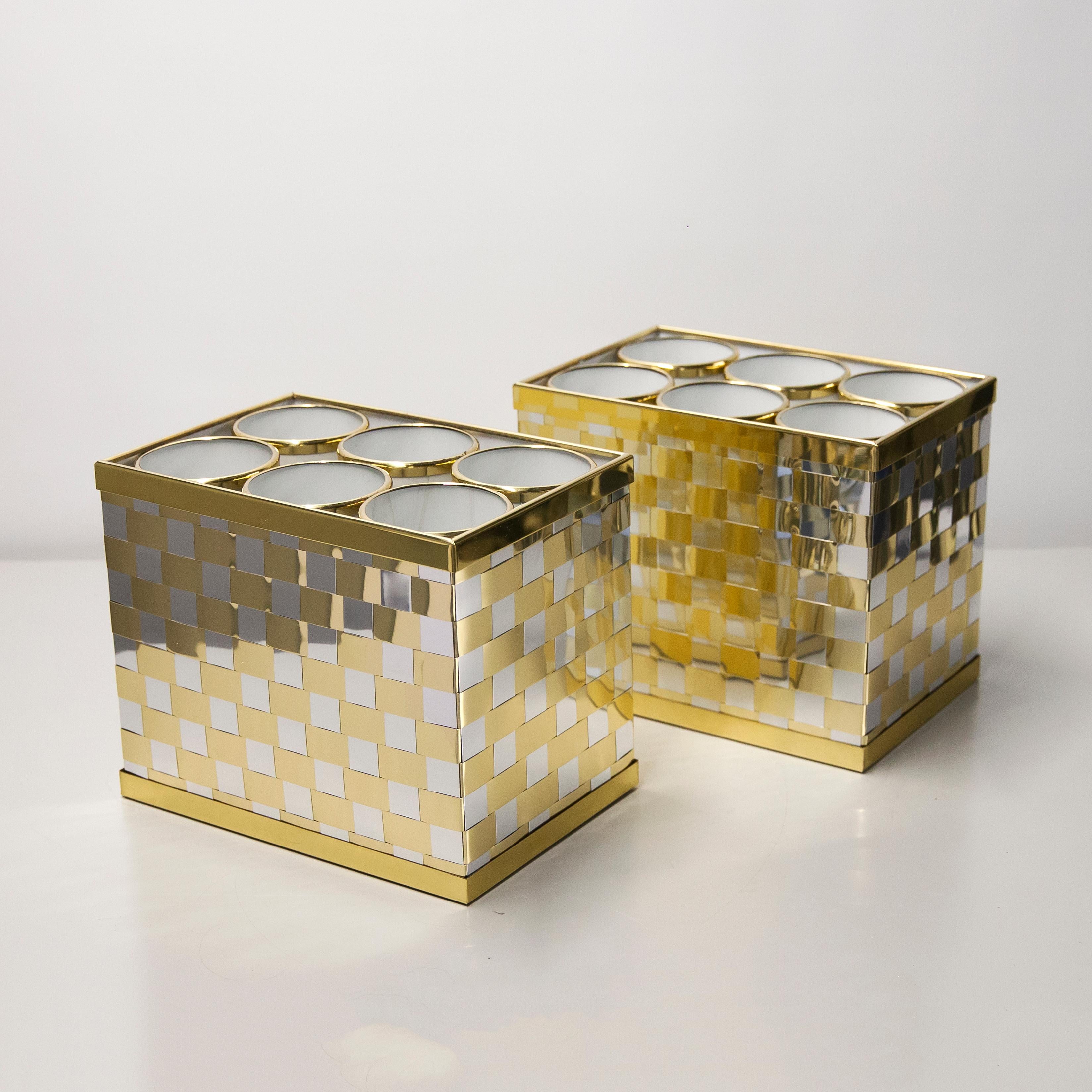 Only one available!
Elegant rectangular bottle holder or umbrella stand in brass and chrome. This stunning piece was designed in the Italy in the 70s in the style of Willy Rizzo.
The umbrella stand consists of an elegant weave of chrome and brass,