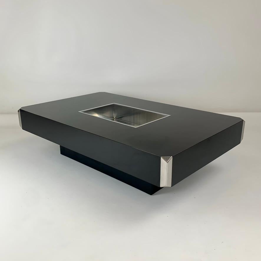 Nice Willy Rizzo coffee table, Alveo model for Mario Sabot, circa 1972, Italy.
Chromed steel, wood, black laminate.
Dimensions: 130 cm W, 80 cm D, 35 cm H.
This vintage original coffee table is in good condition.
All purchases are covered by our