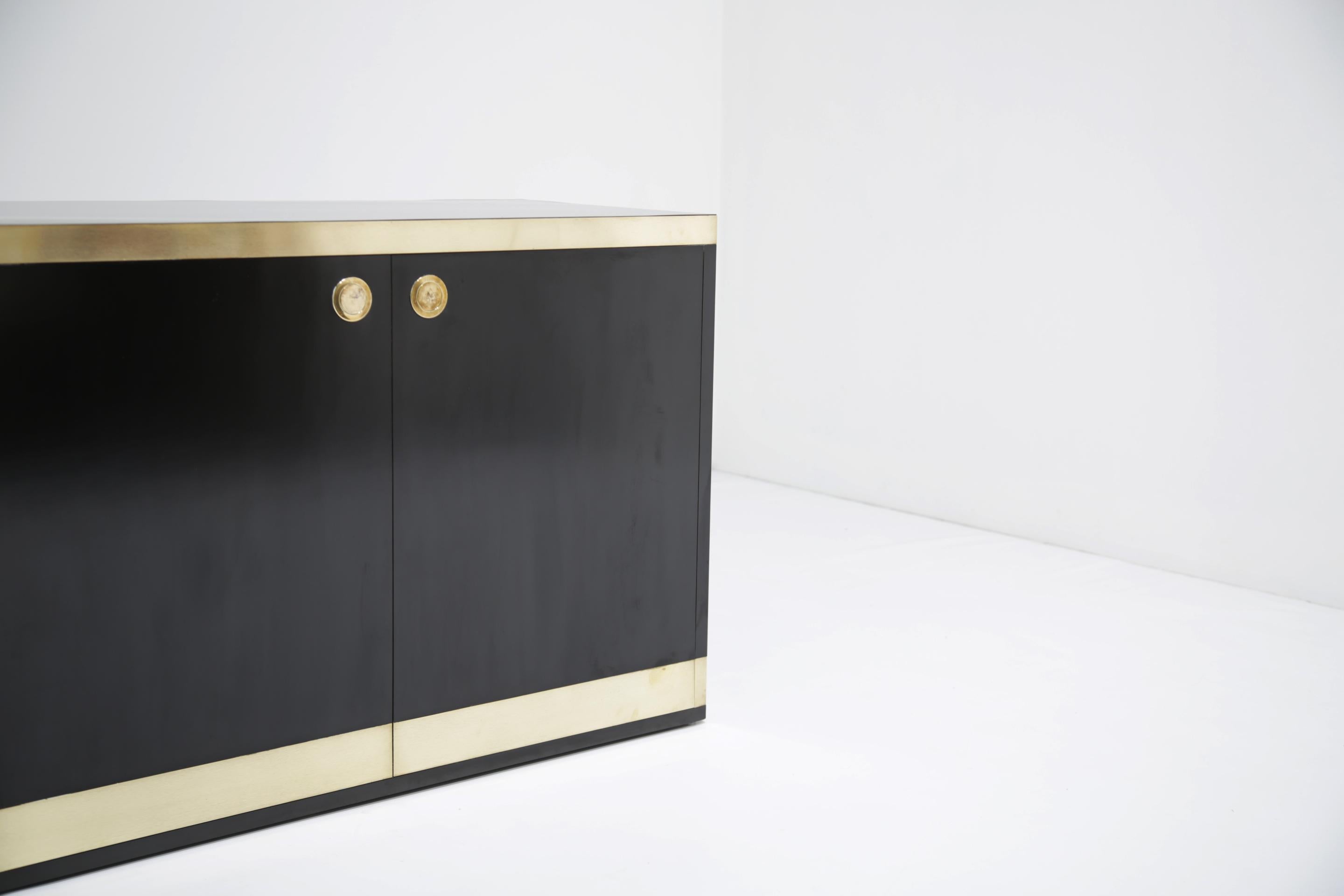Credenza MCM vintage di metà secolo in ottone e nero di Willy Rizzo, Italia anni '70 in vendita 4