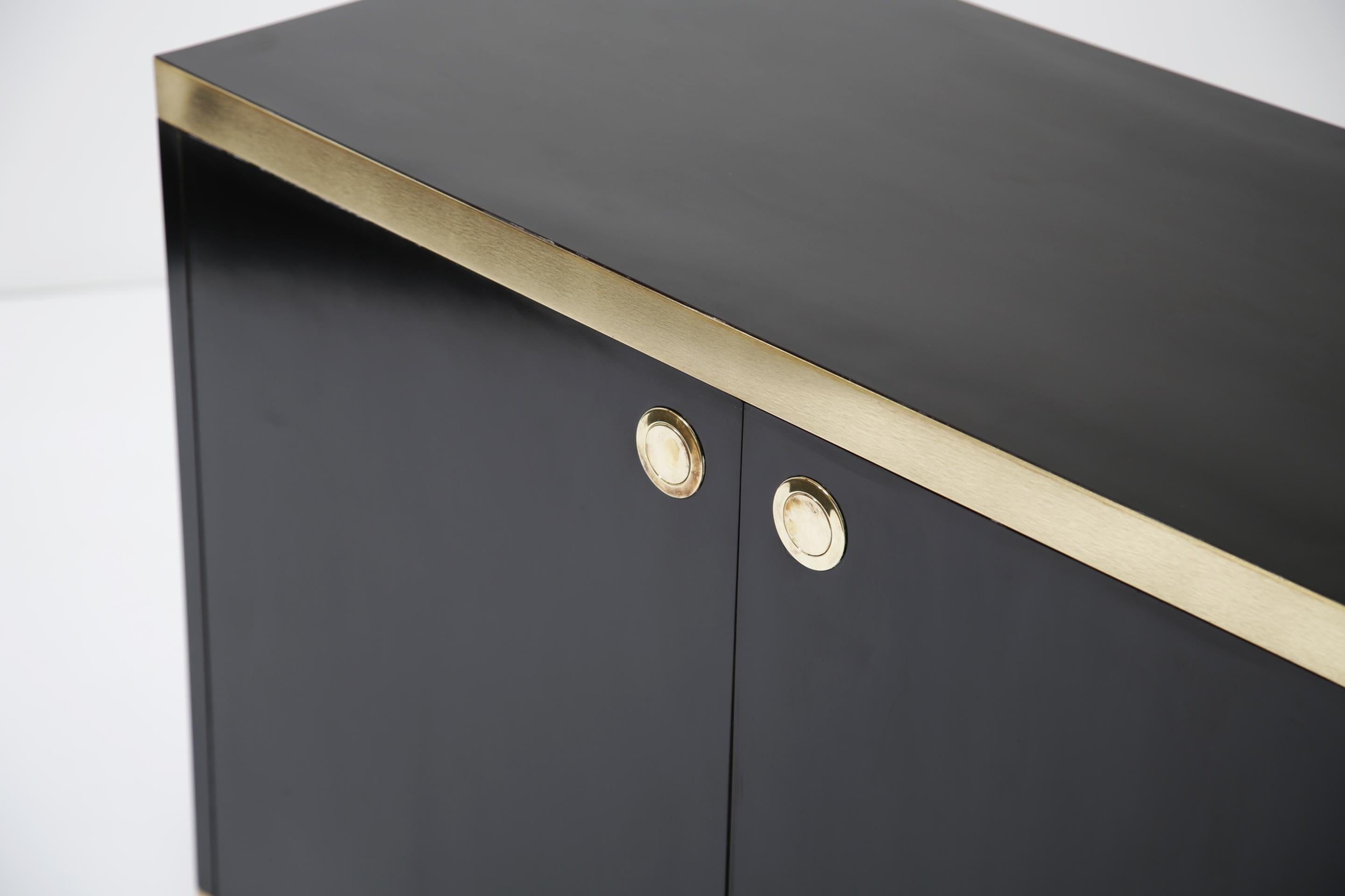 Mid-Century moderno Credenza MCM vintage di metà secolo in ottone e nero di Willy Rizzo, Italia anni '70 in vendita