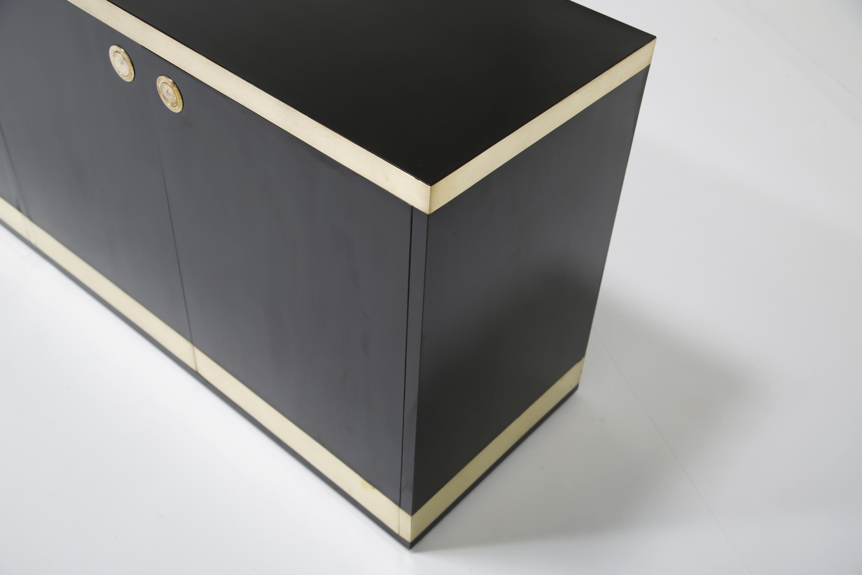 Credenza MCM vintage di metà secolo in ottone e nero di Willy Rizzo, Italia anni '70 In condizioni discrete in vendita a Dublin 8, IE