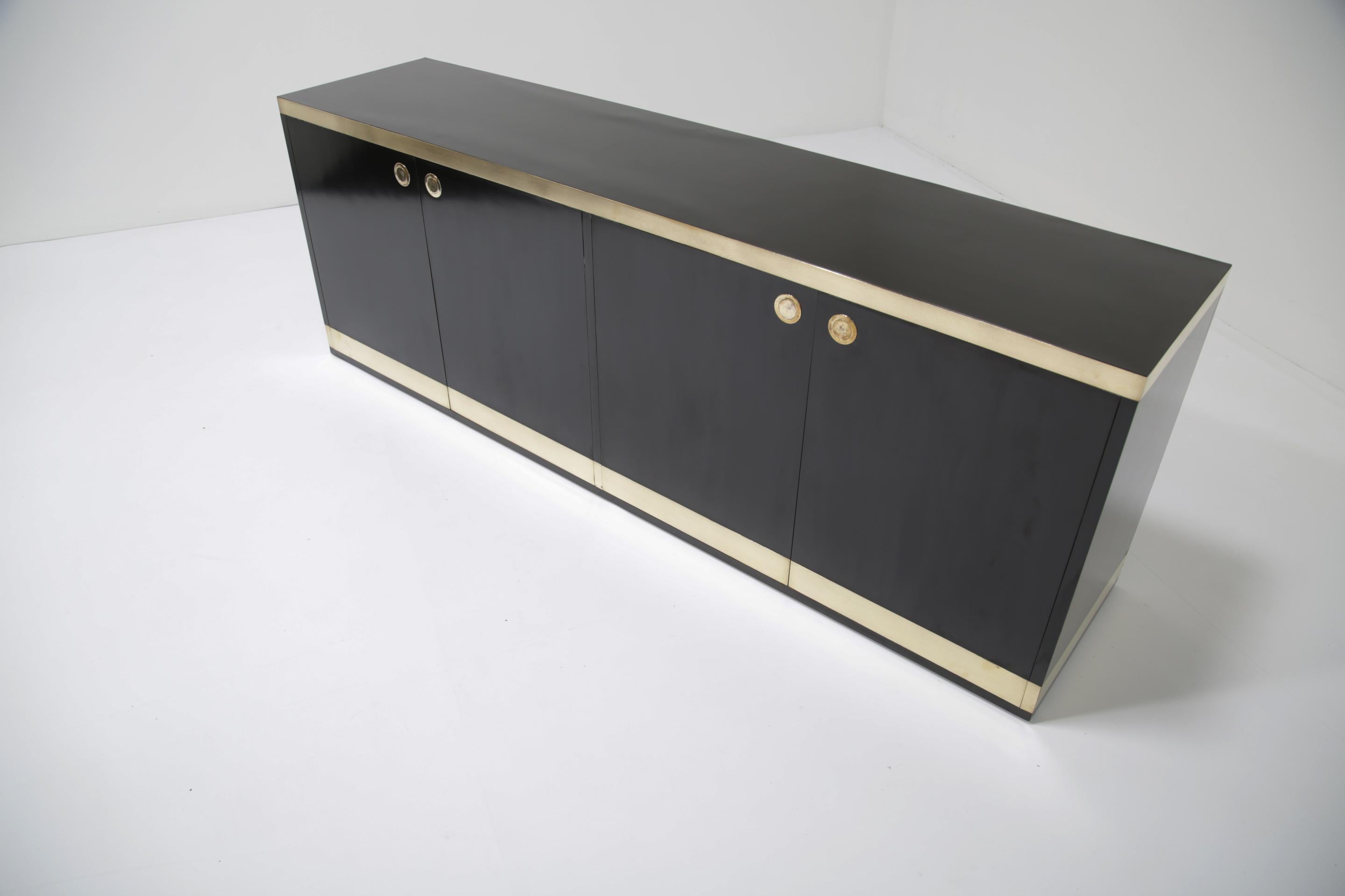 XX secolo Credenza MCM vintage di metà secolo in ottone e nero di Willy Rizzo, Italia anni '70 in vendita