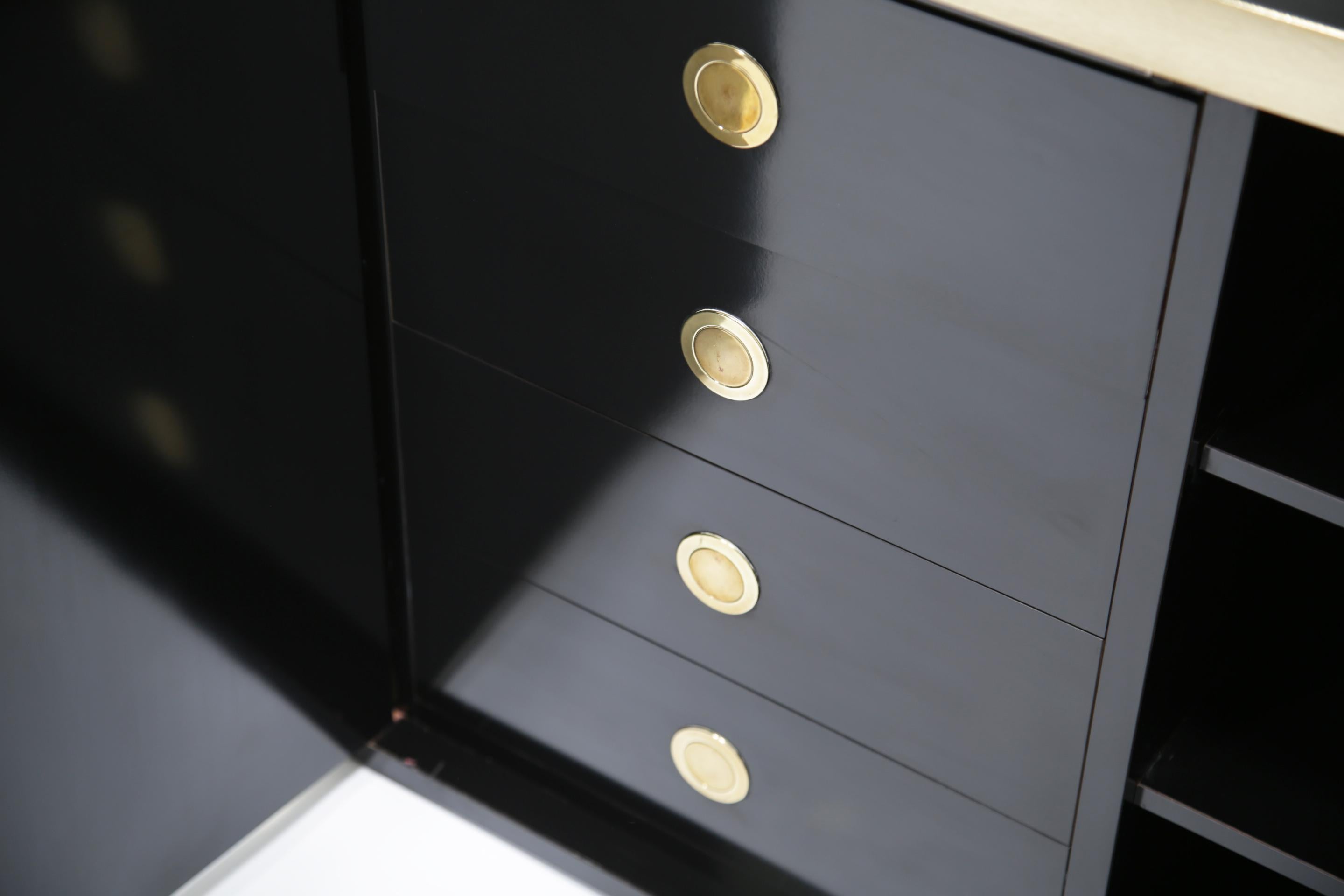 Ottone Credenza MCM vintage di metà secolo in ottone e nero di Willy Rizzo, Italia anni '70 in vendita