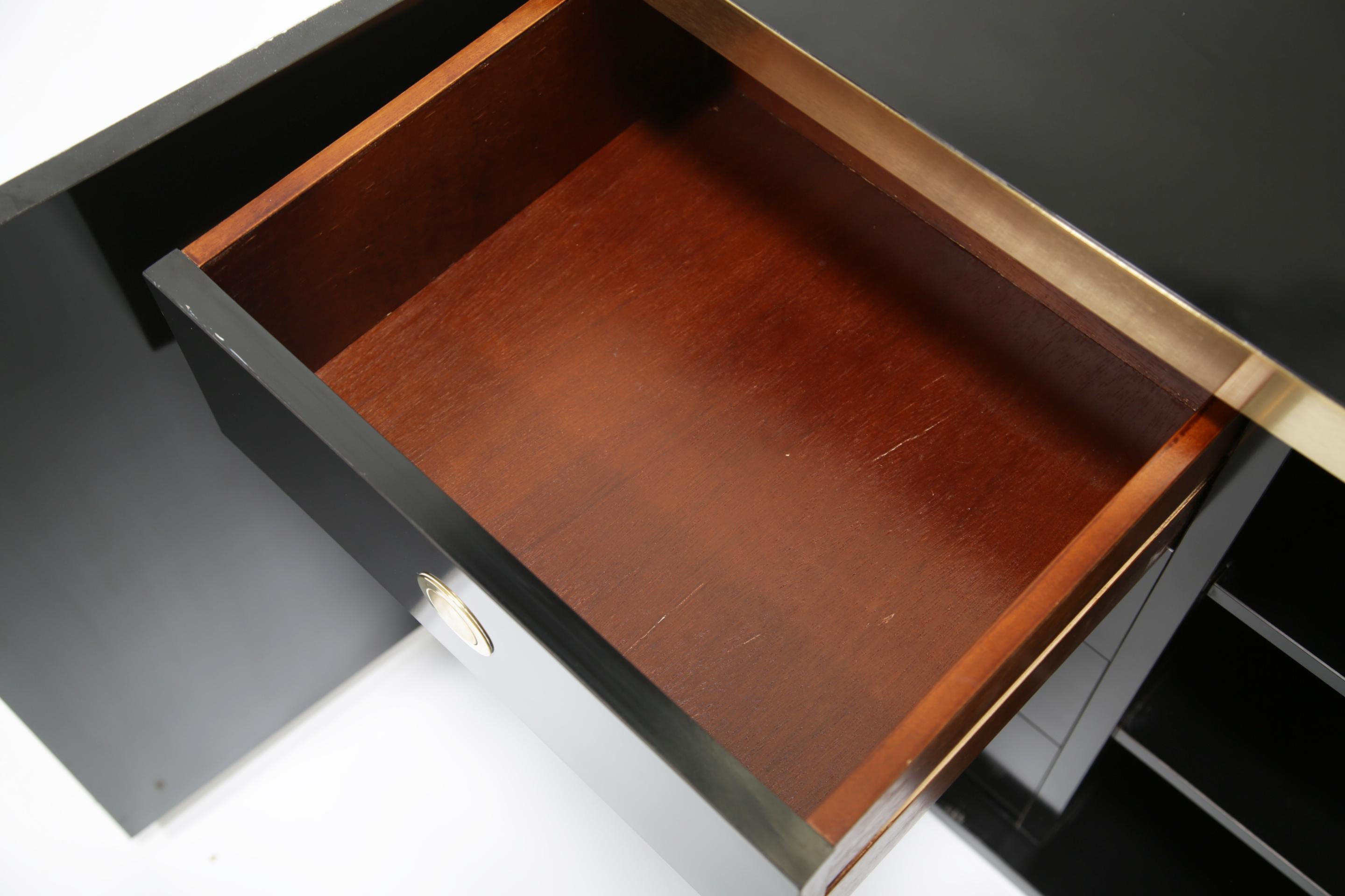 Credenza MCM vintage di metà secolo in ottone e nero di Willy Rizzo, Italia anni '70 in vendita 1