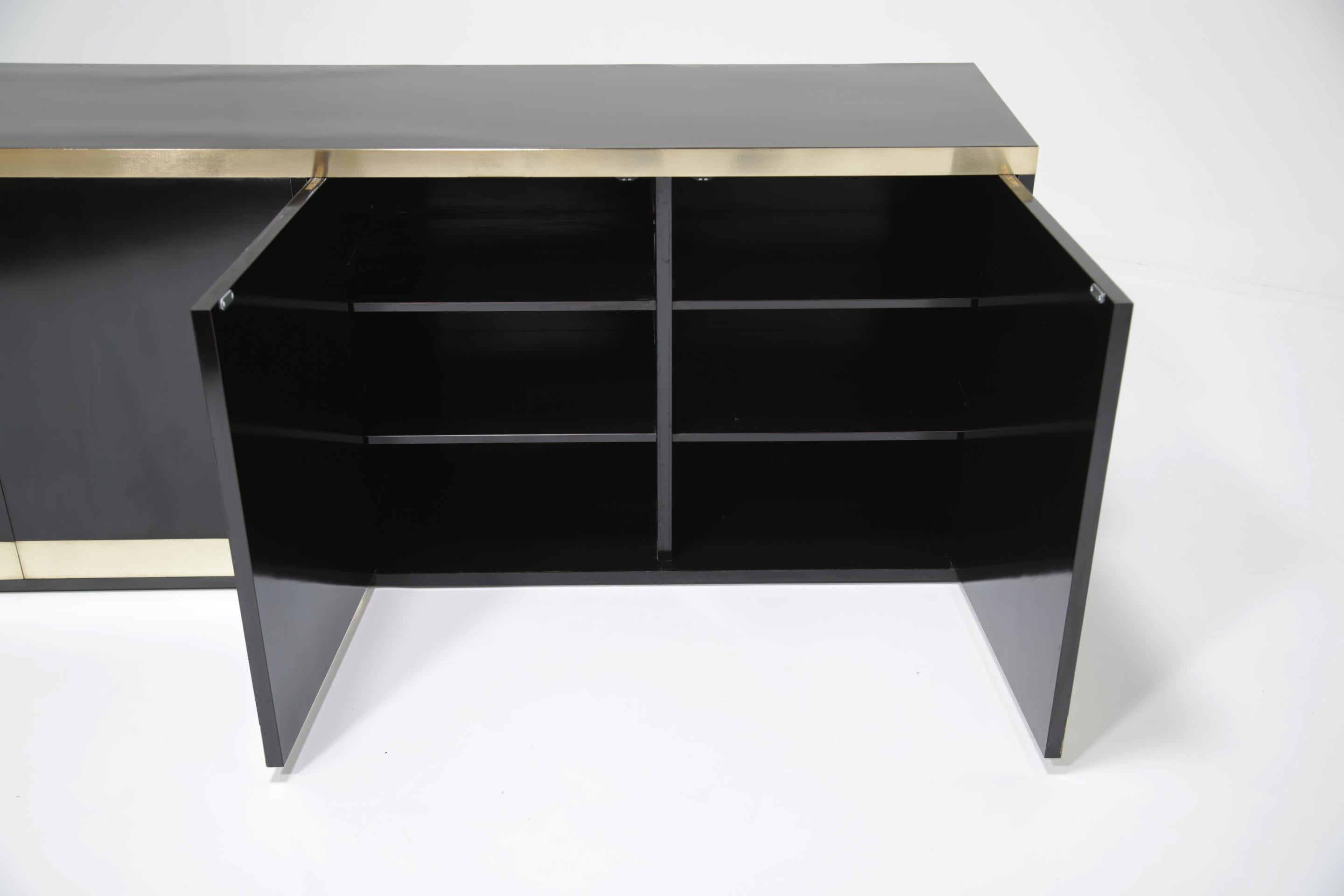 Credenza MCM vintage di metà secolo in ottone e nero di Willy Rizzo, Italia anni '70 in vendita 2