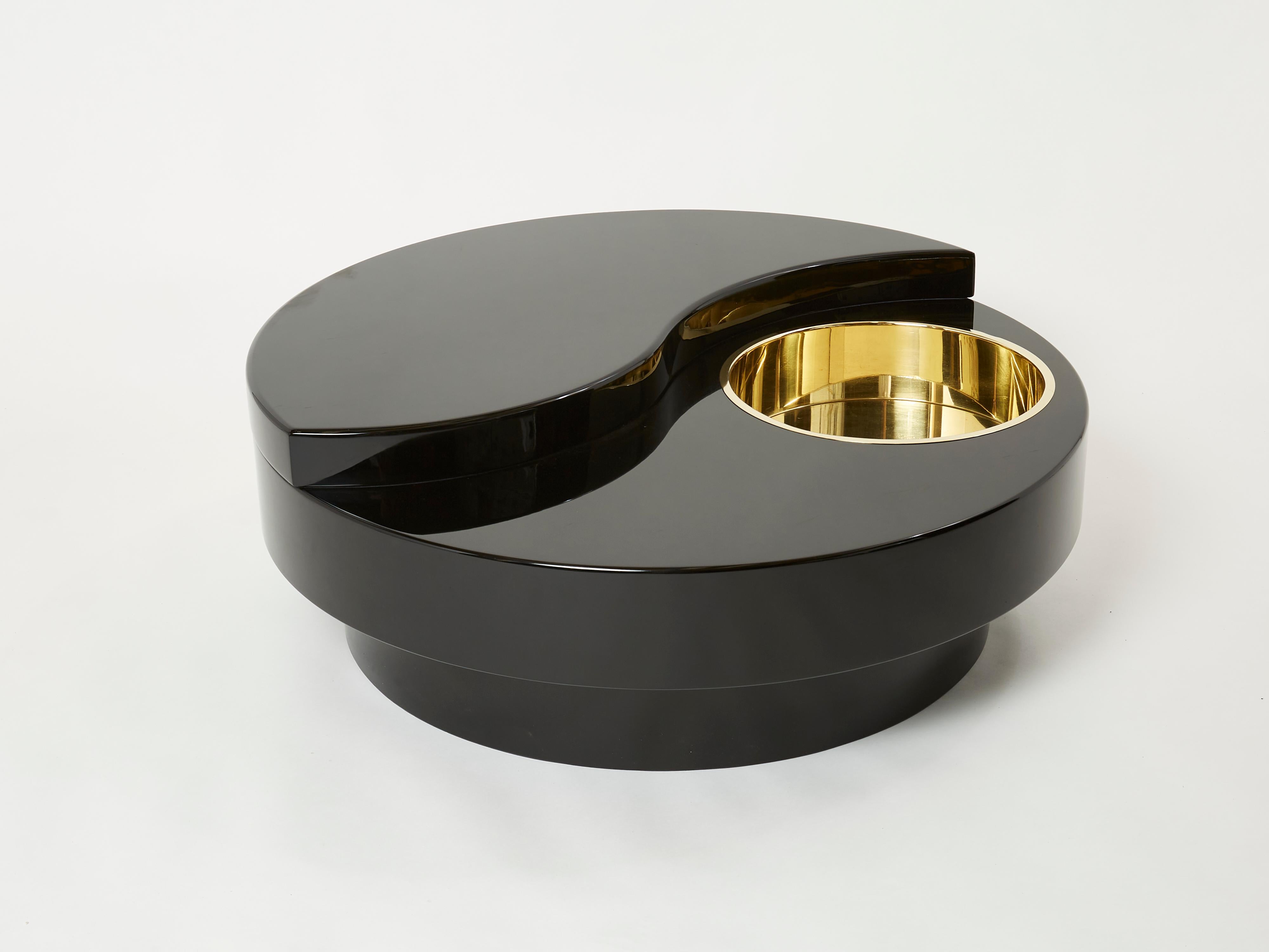 This stunning TRG Yin Yang coffee table is guaranteed to be the focus of attention when you entertain guests in your living room. Following the glamorous mid-century look of other classic Willy Rizzo designs, the crisp black lacquered table is inset