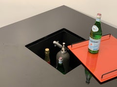 Italienischer Couchtisch aus schwarz lackiertem Holz mit Bar und Tablett von Willy Rizzo, 1970er Jahre