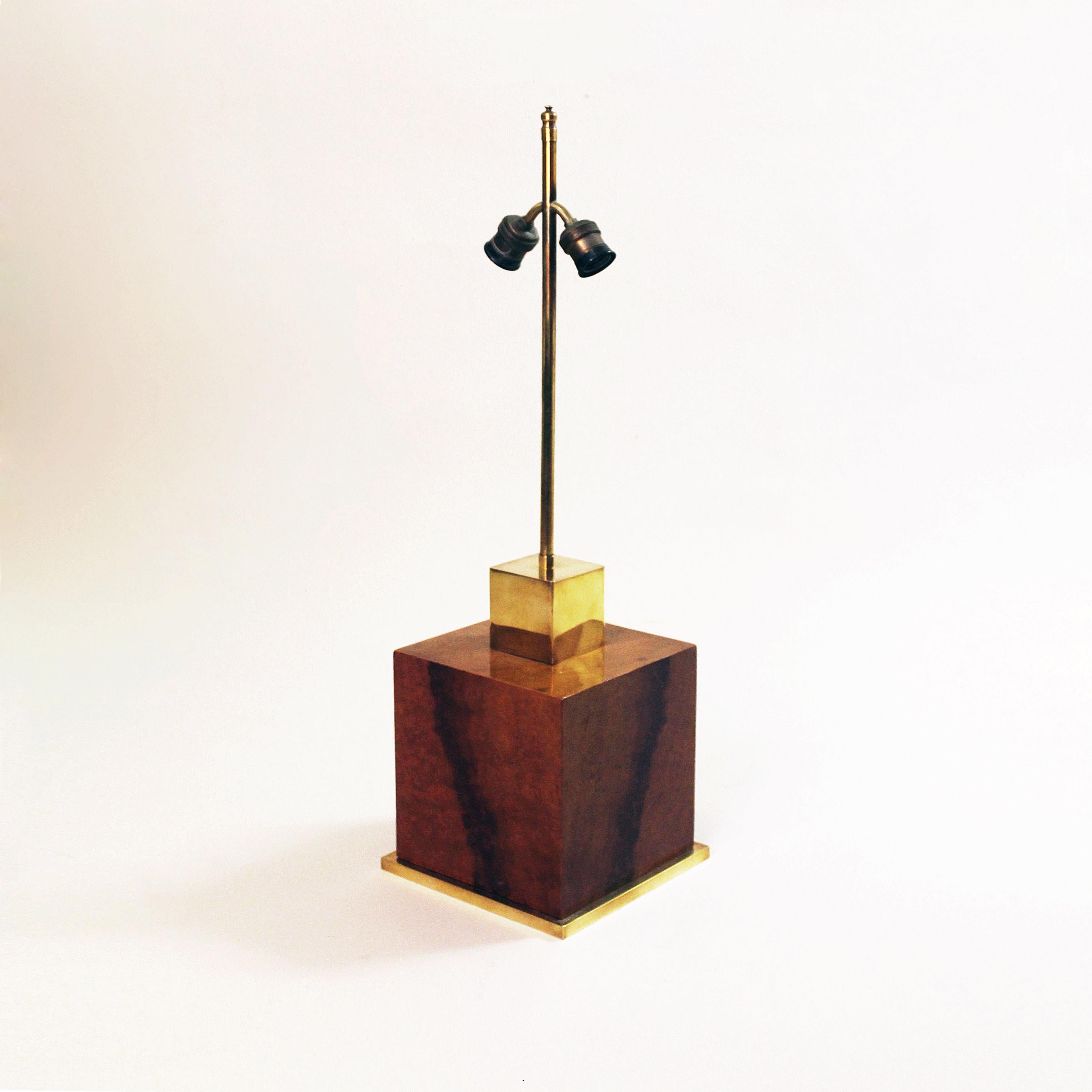 Français Willy Rizzo, lampe de bureau cubique en bois de ronce laqué laiton, Hollywood Regency, 1970 en vente