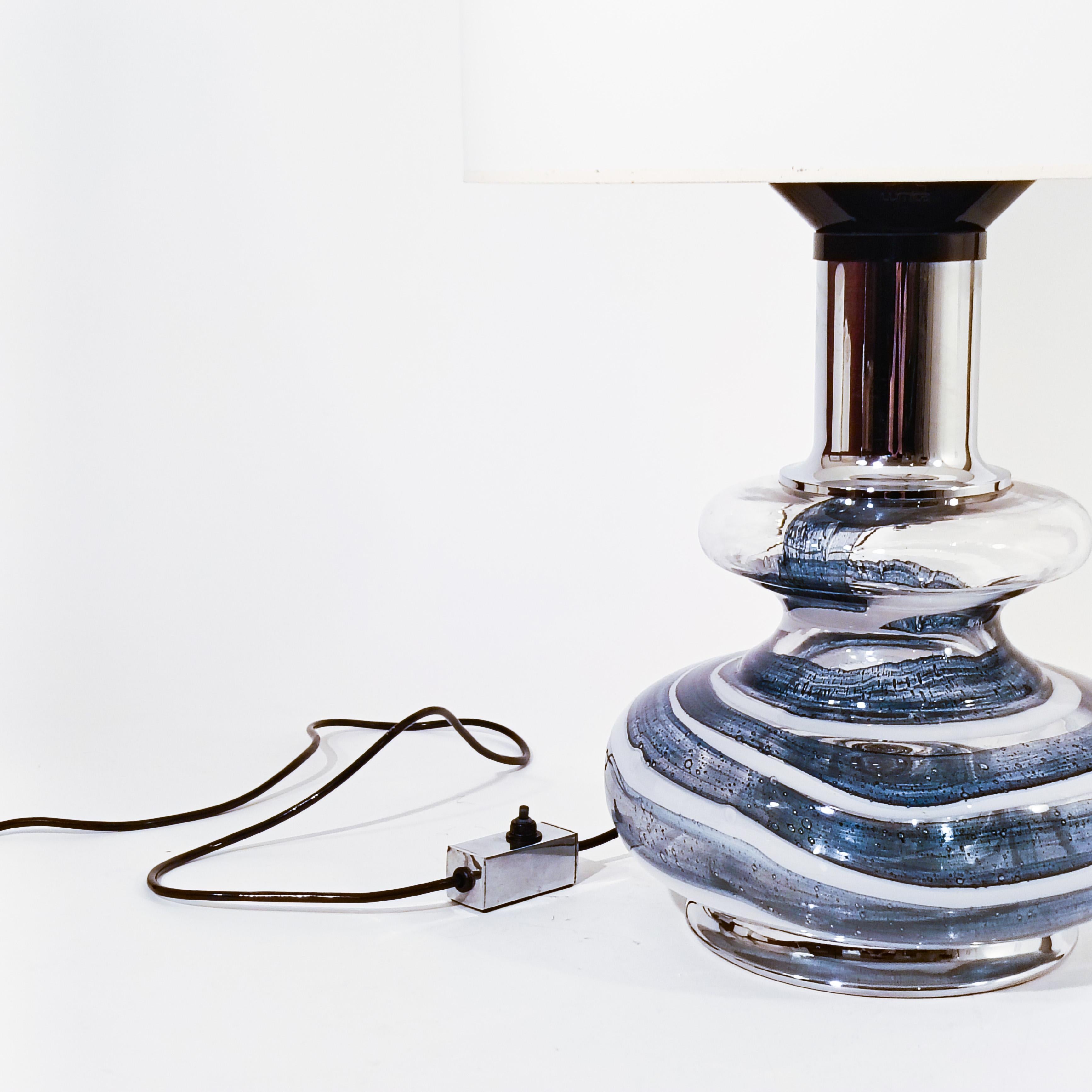 Space Age style Murano glass table lamp designed by Willy Rizzo for BD Lúmica, Spain, 1970s. Hand-blown Murano glass base with bubbles, crafted in transparent, white and grayish navy blue tones, creating a swirling effect. Structure in silver chrome