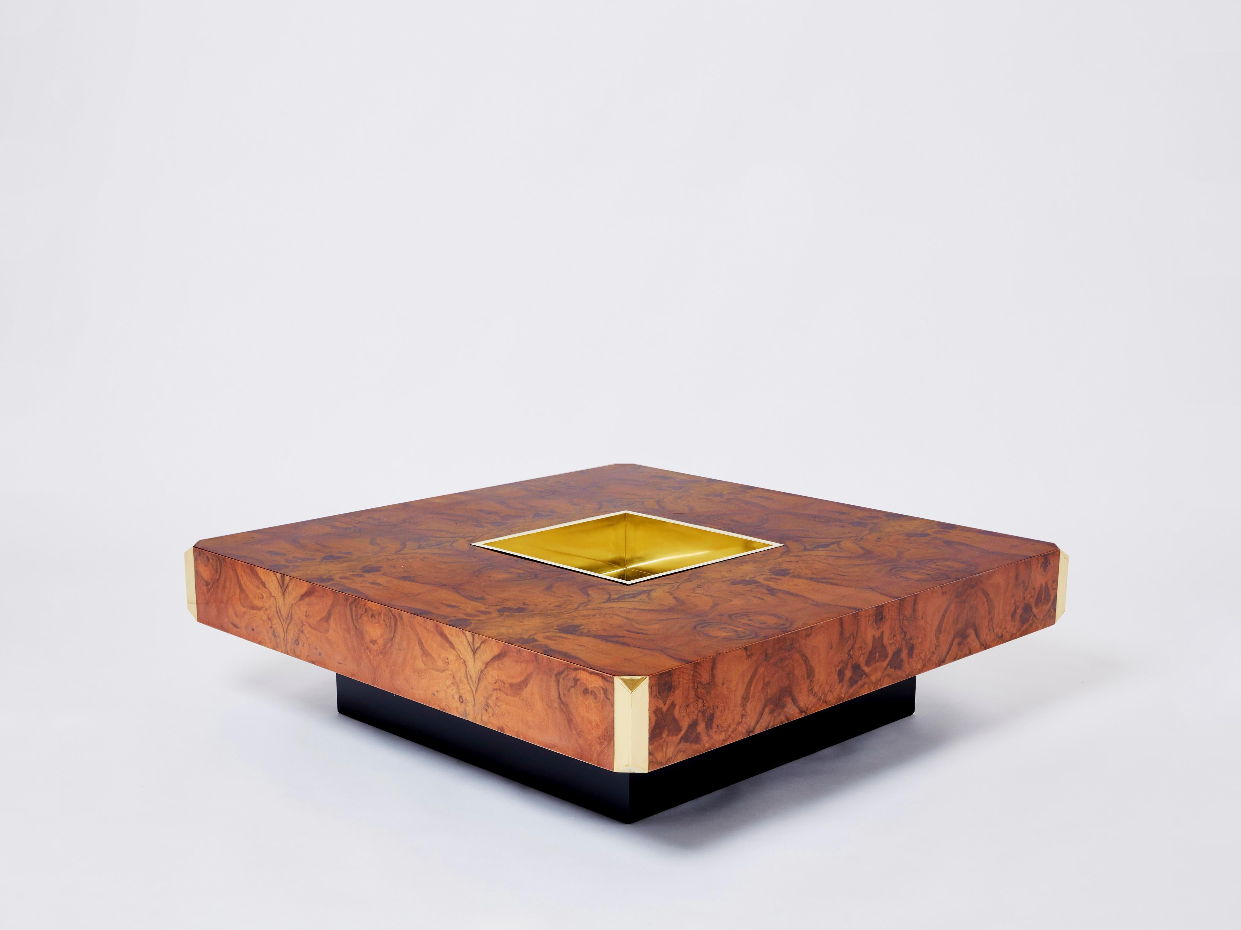This stunning square Alveo coffee table is guaranteed to be the focus of attention when you entertain guests in your living room. Following the glamorous mid-century look of other classic Willy Rizzo designs, this beautiful burl table is inset with