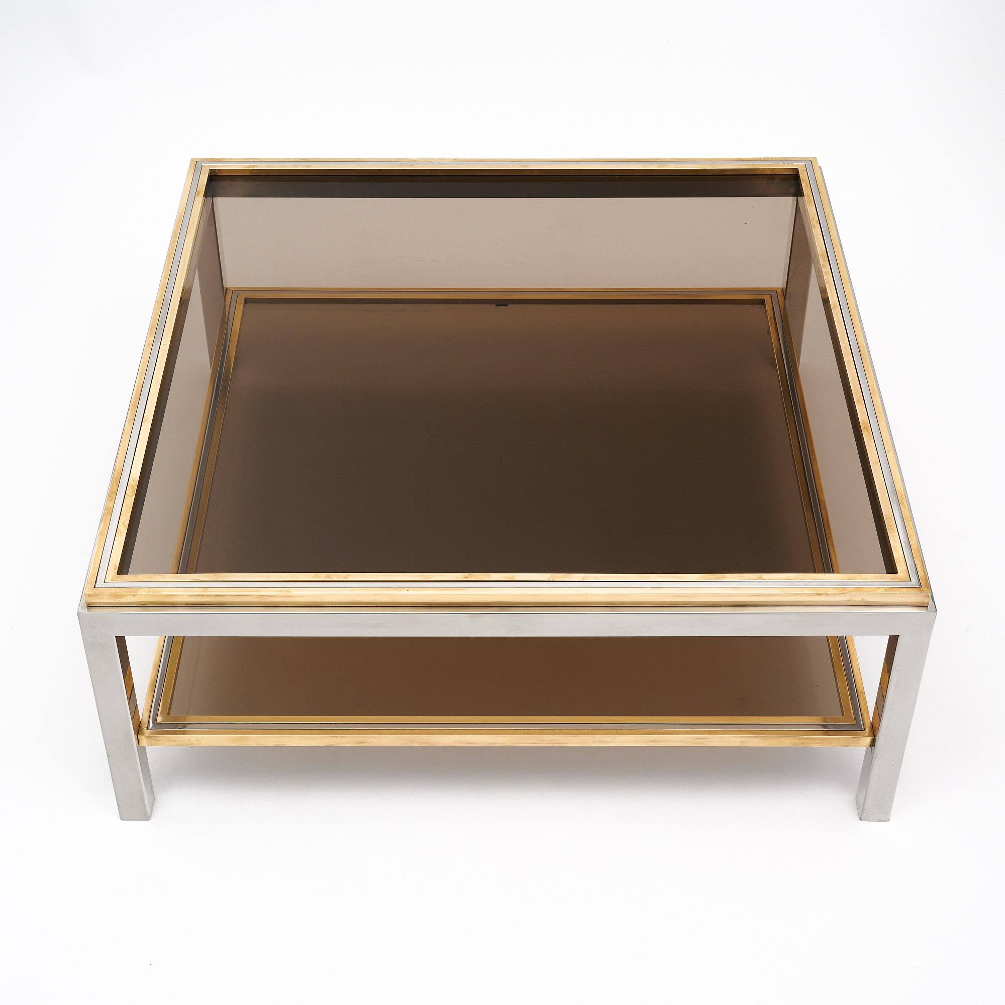 Rare table basse italienne dans le style de Willy Rizzo. Cette pièce est fabriquée en acier chromé et les étagères supérieure et inférieure sont en verre fumé. La pièce est ornée de garnitures en laiton. Signé.
