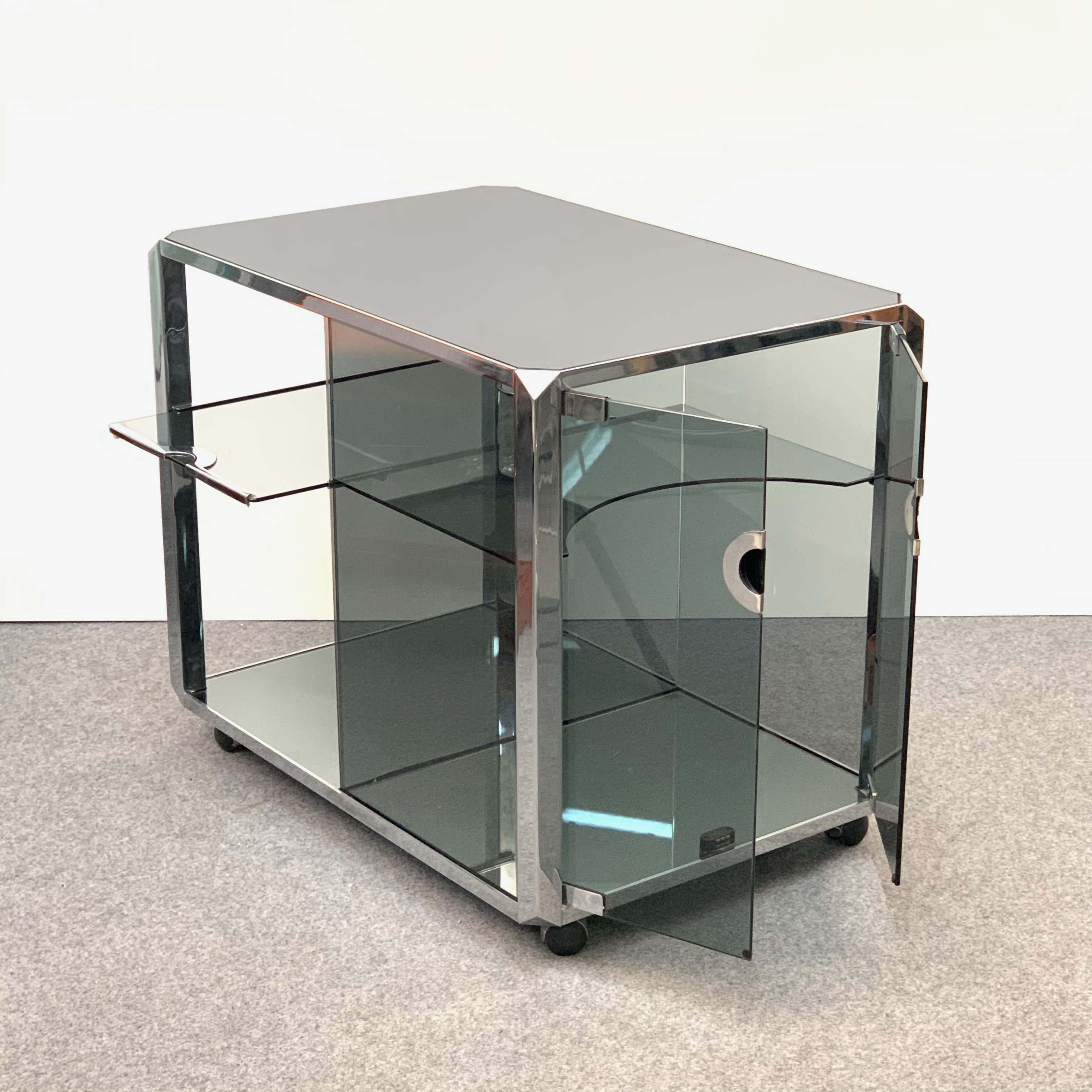 Willy Rizzo Chrome and Smoked Glass Midcentury Italian Bar Cart for Sabot, 1970s In Good Condition In Roma, IT